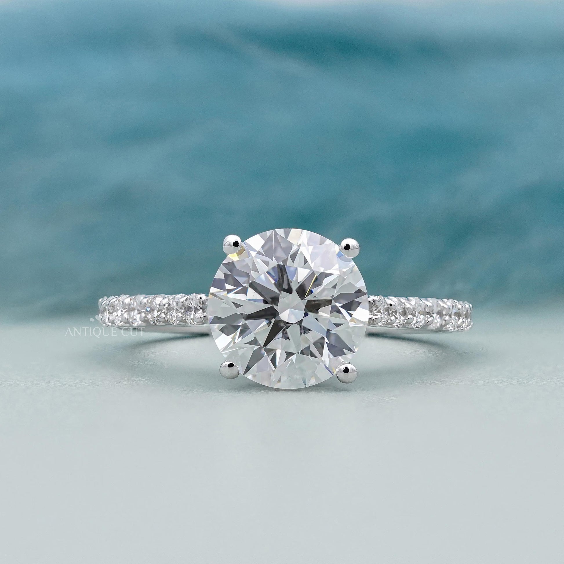Round cut diamond engagement ring in white gold