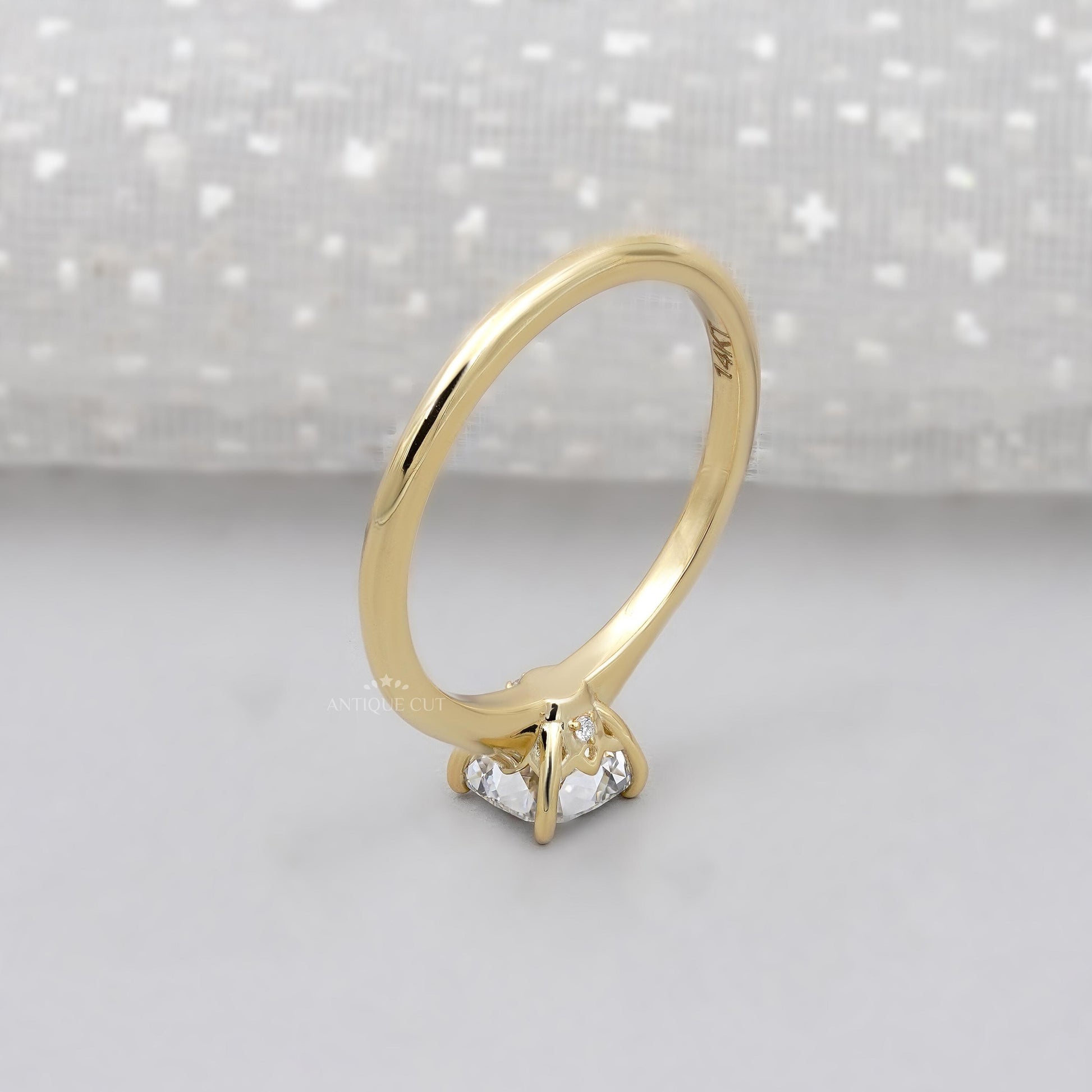 IGI certified cushion diamond ring in yellow gold
