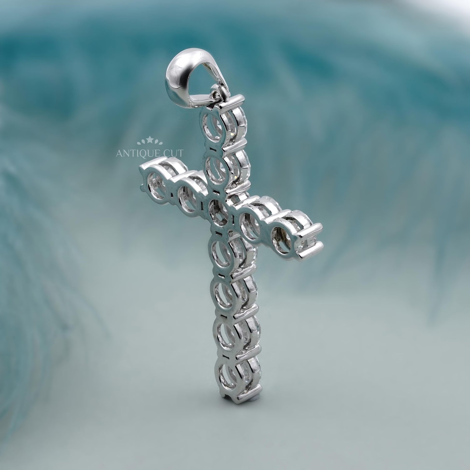 White and yellow gold diamond pendant design