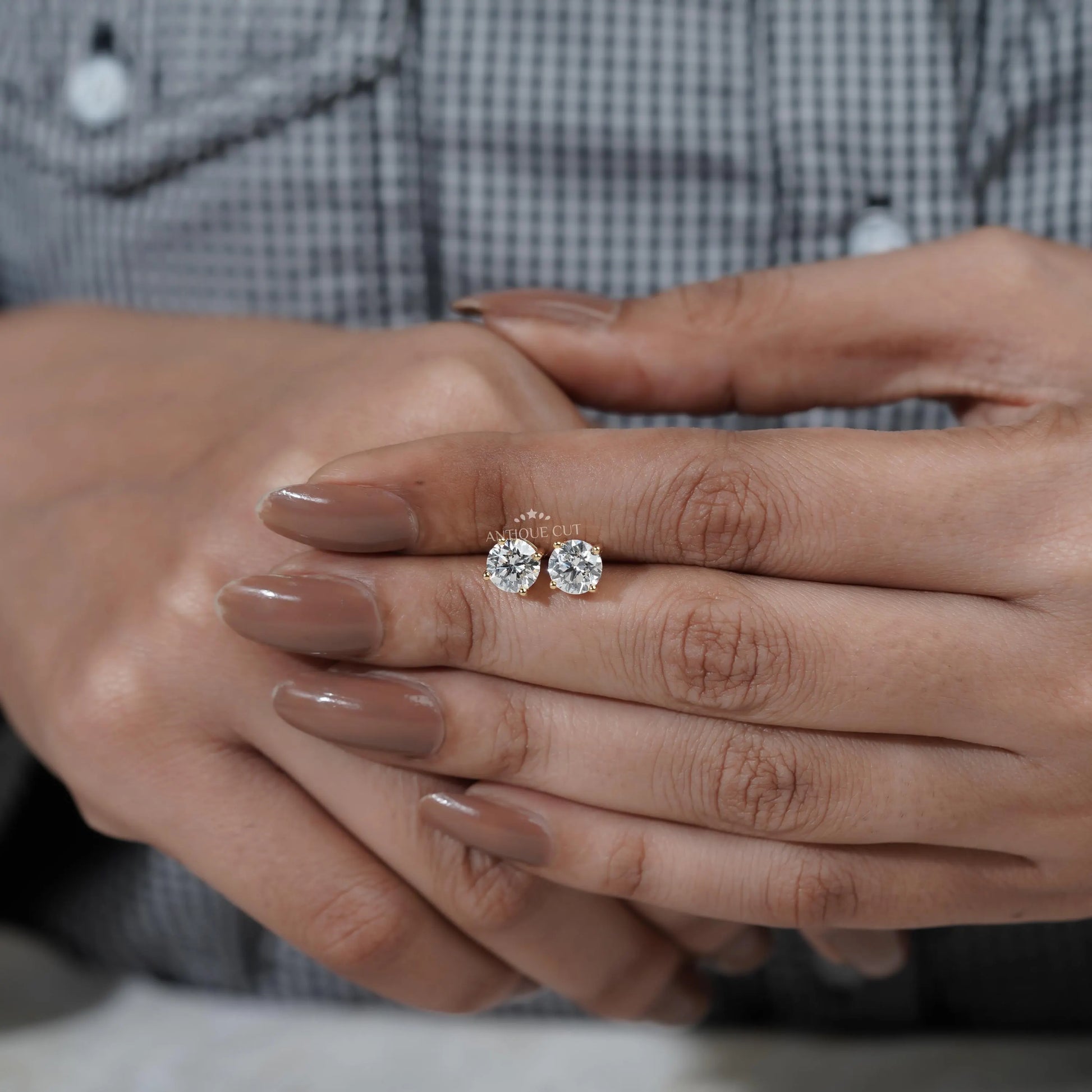 Round diamond earrings in 4 prong setting