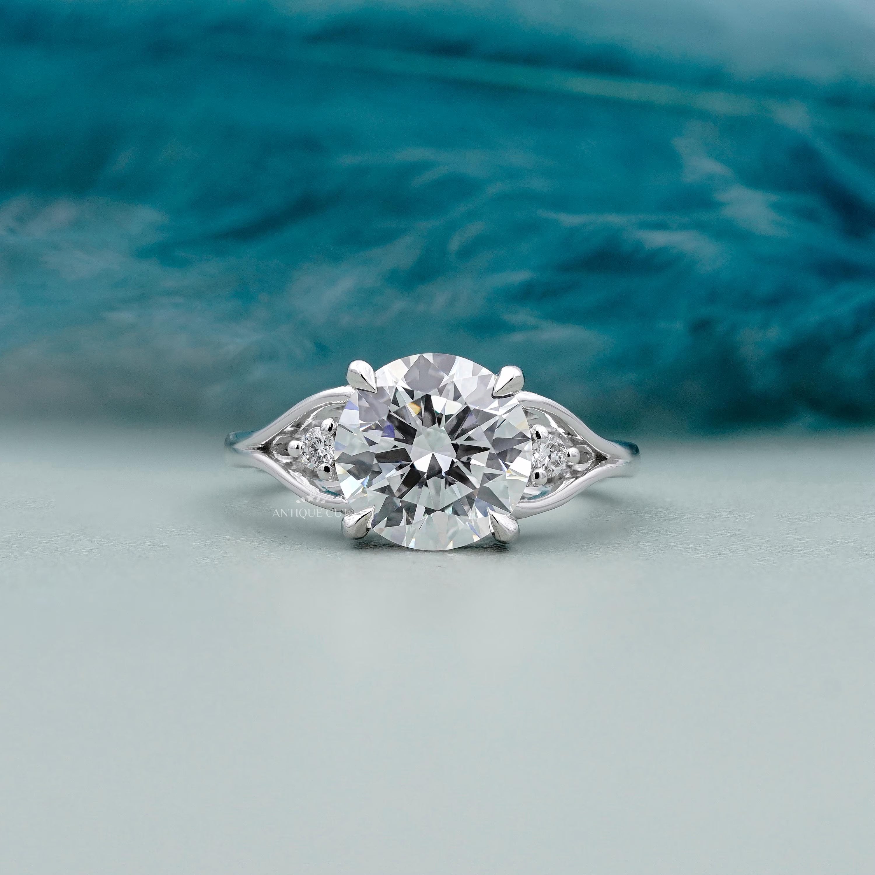 Round cut diamond engagement ring in white gold