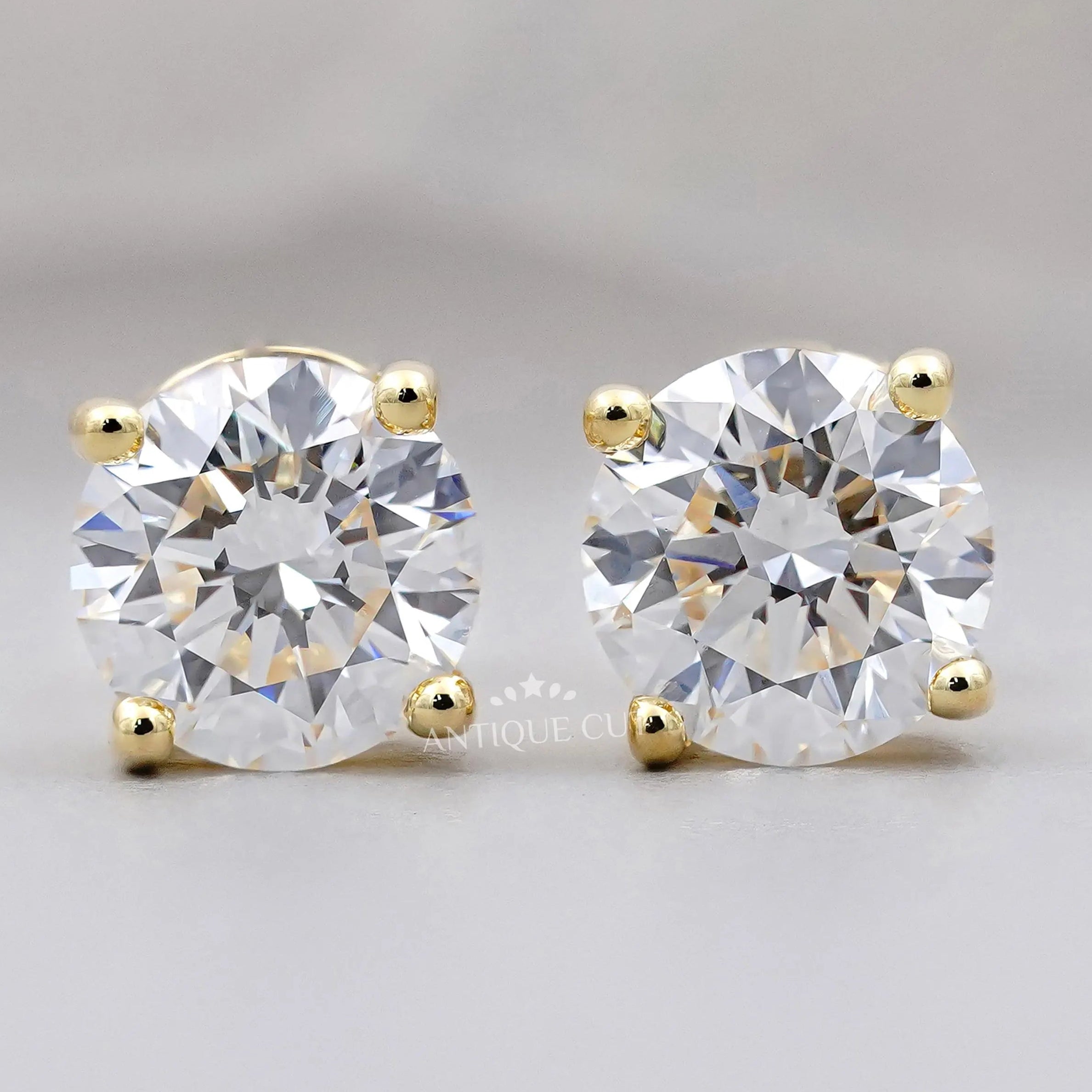 Round Diamond Stud Earrings in yellow gold