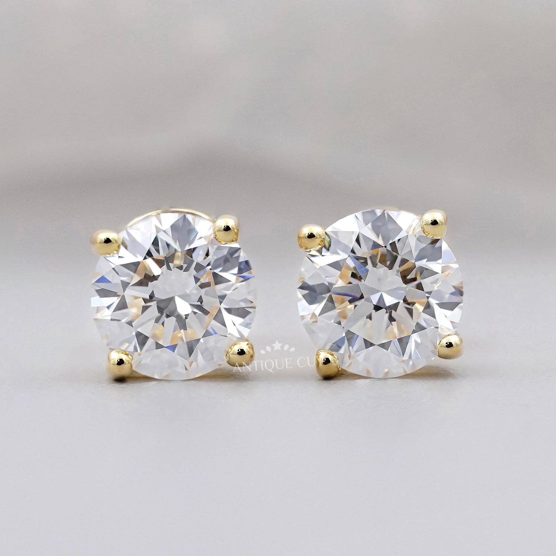 Round Diamond Stud Earrings in yellow gold