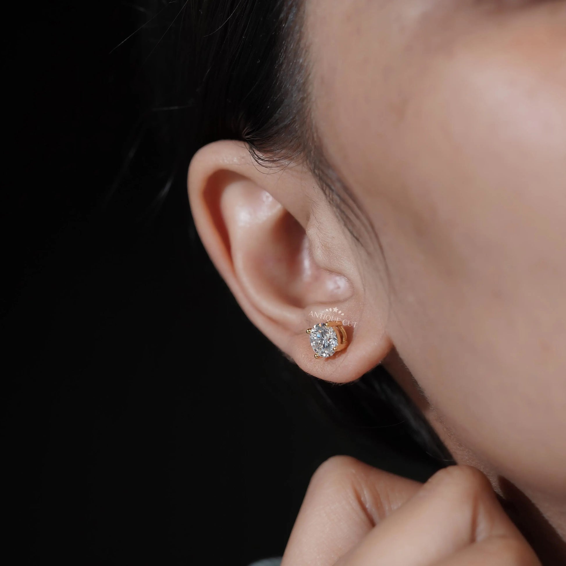 Fine jewelry round diamond stud earrings