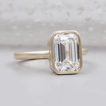 Yellow gold emerald ring with solitaire diamond