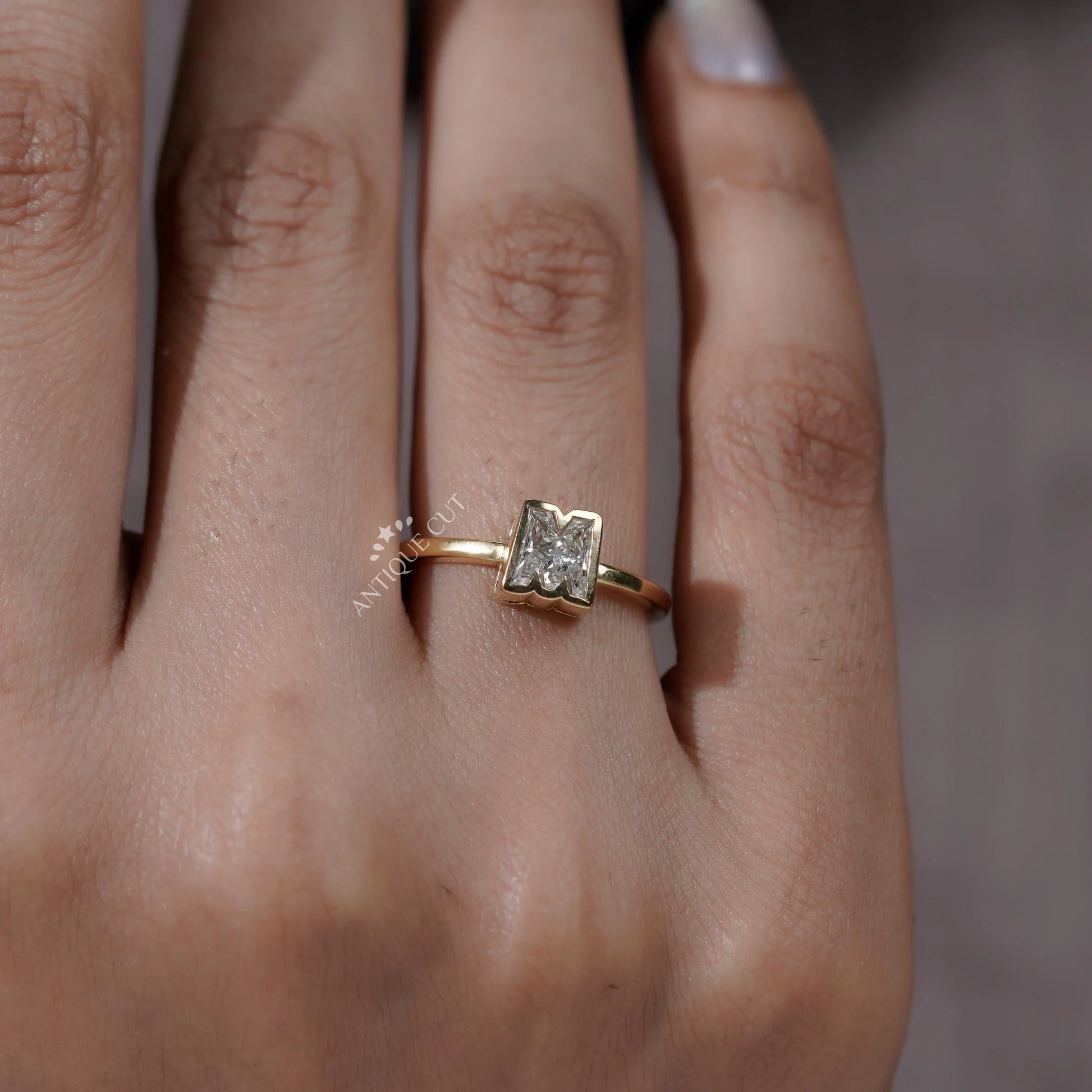 Minimalist yellow gold M diamond ring