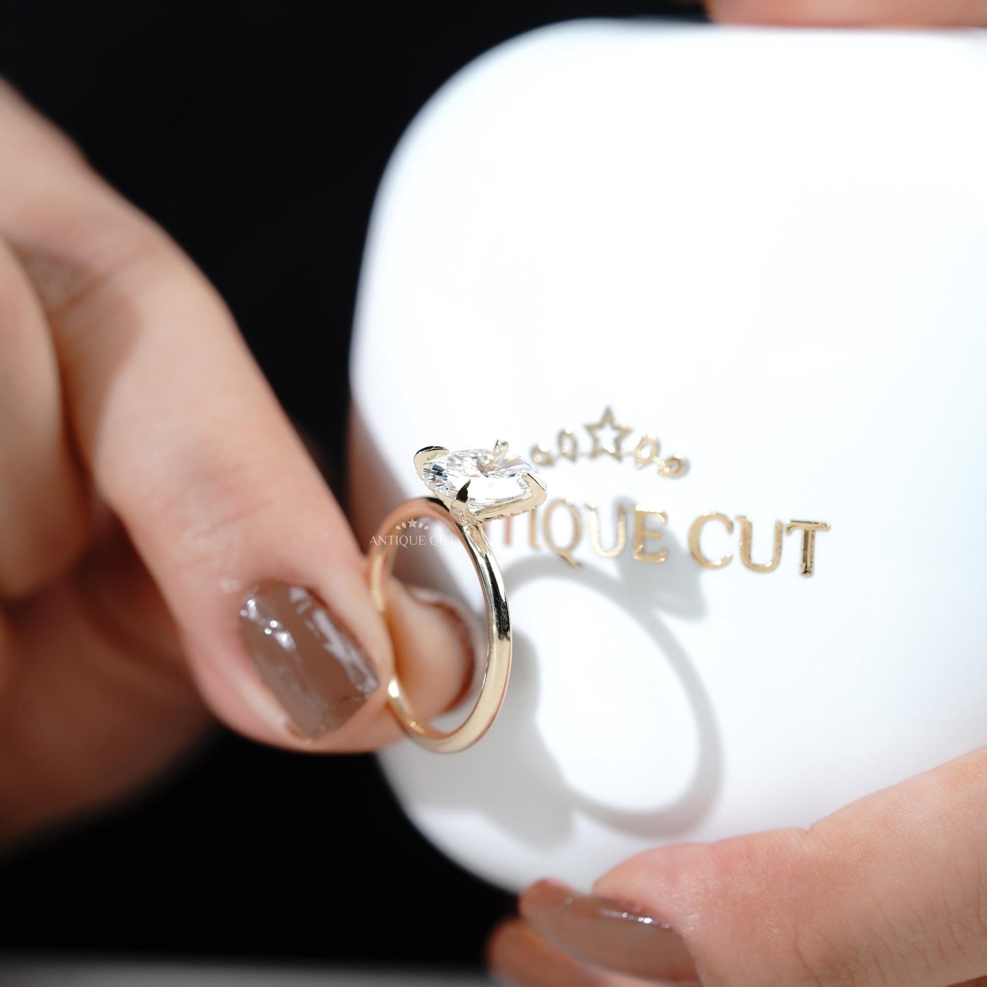 Elegant oval diamond ring in yellow gold