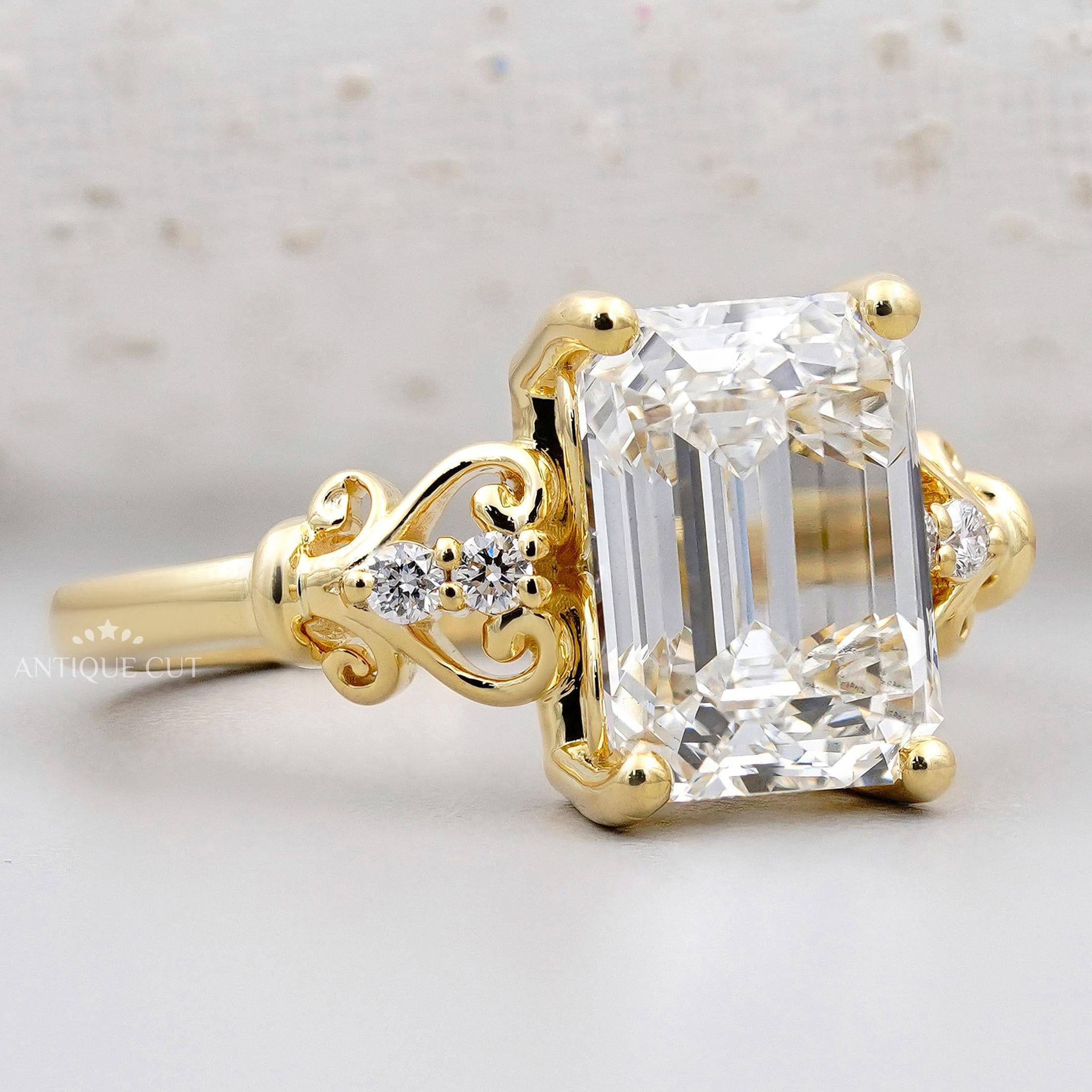 Filigree side stones emerald ring