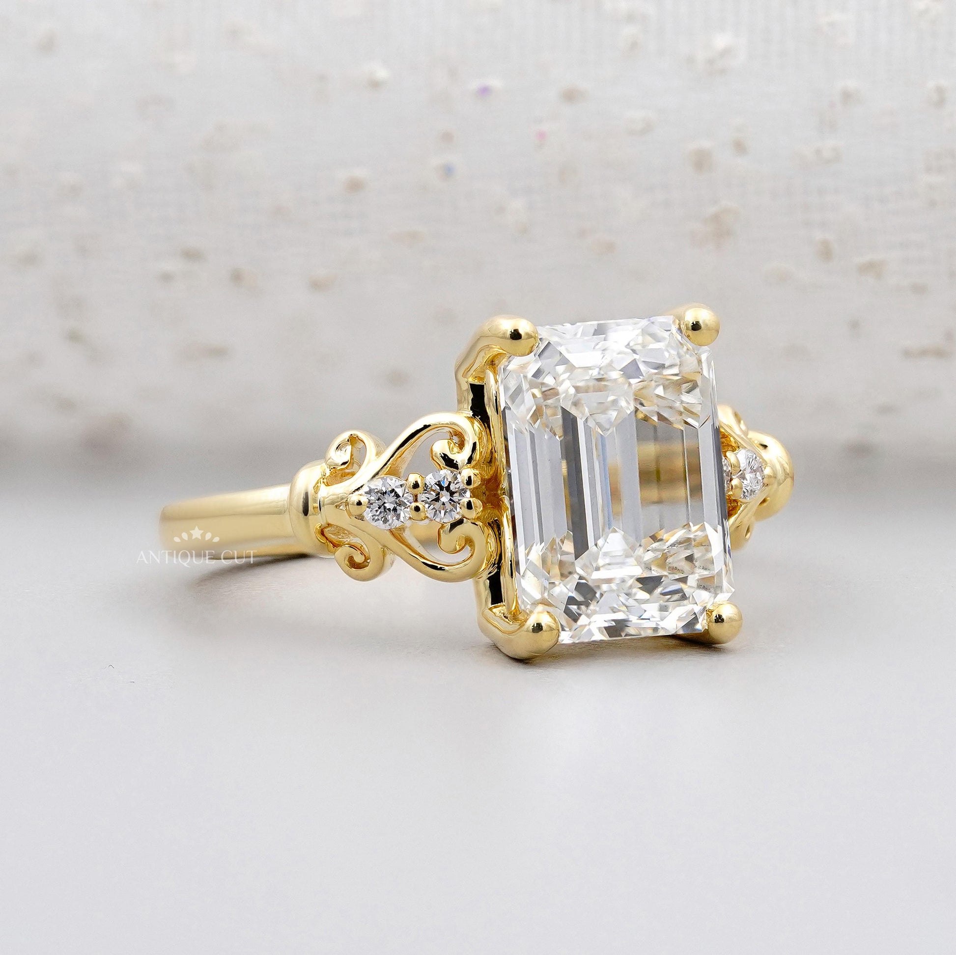 Filigree side stones emerald ring