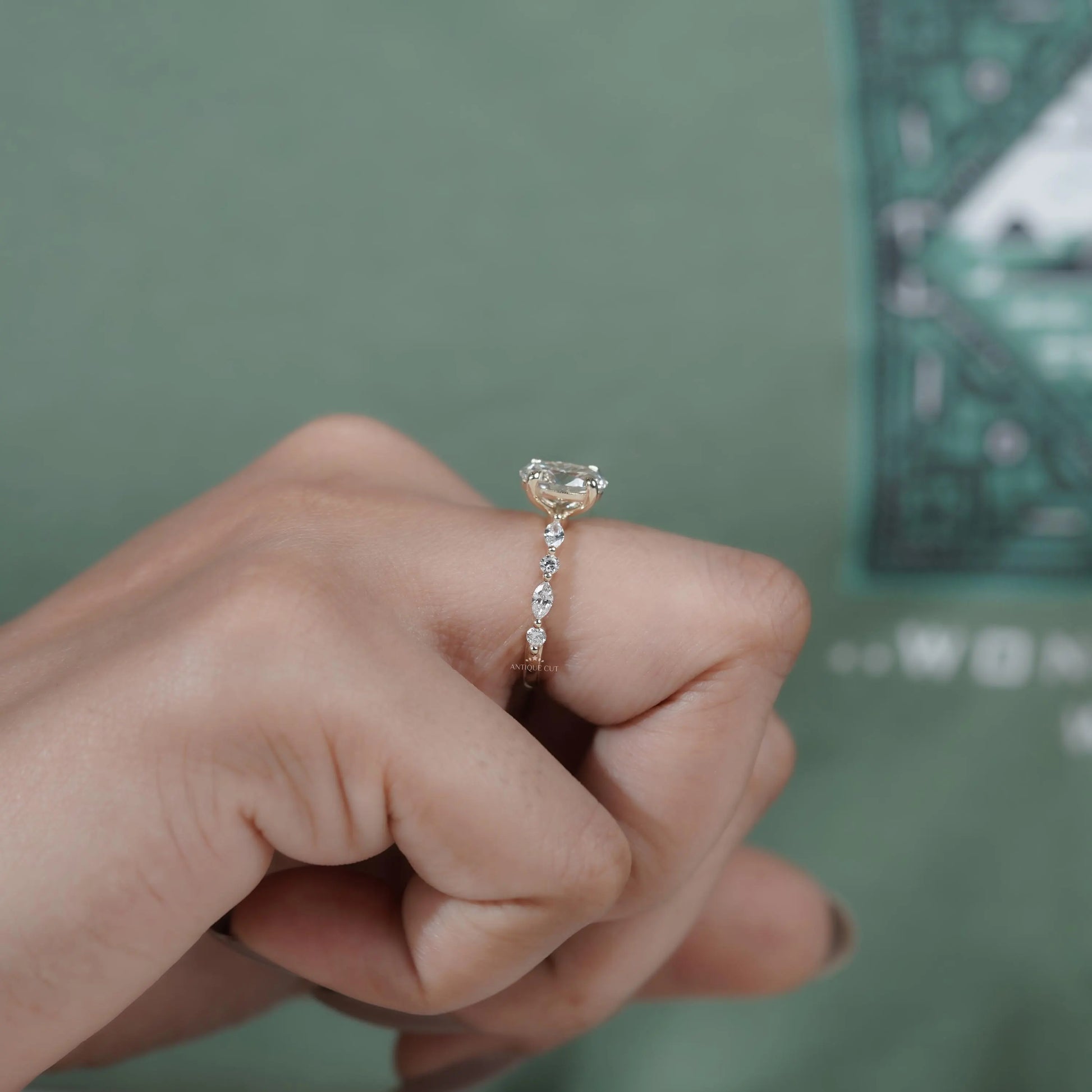 Timeless oval wedding ring design