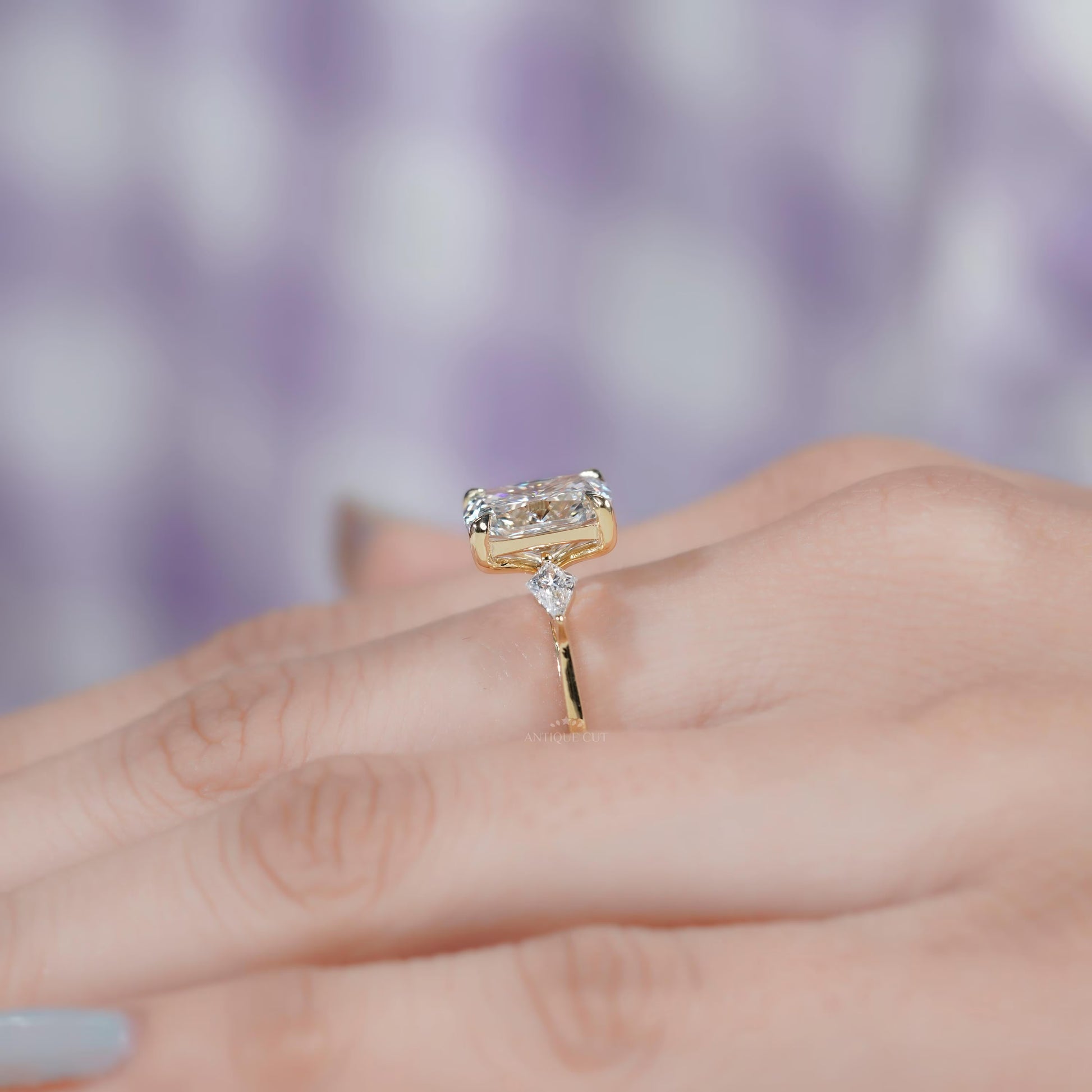 Brillant cushion cut diamond ring with kite side accents