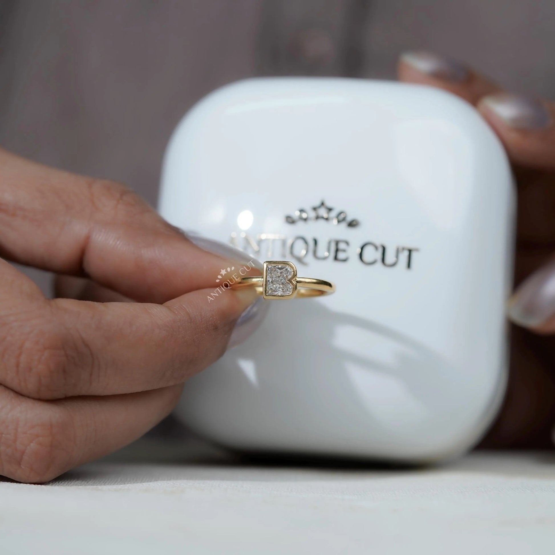Yellow gold engagement ring shaped as letter B
