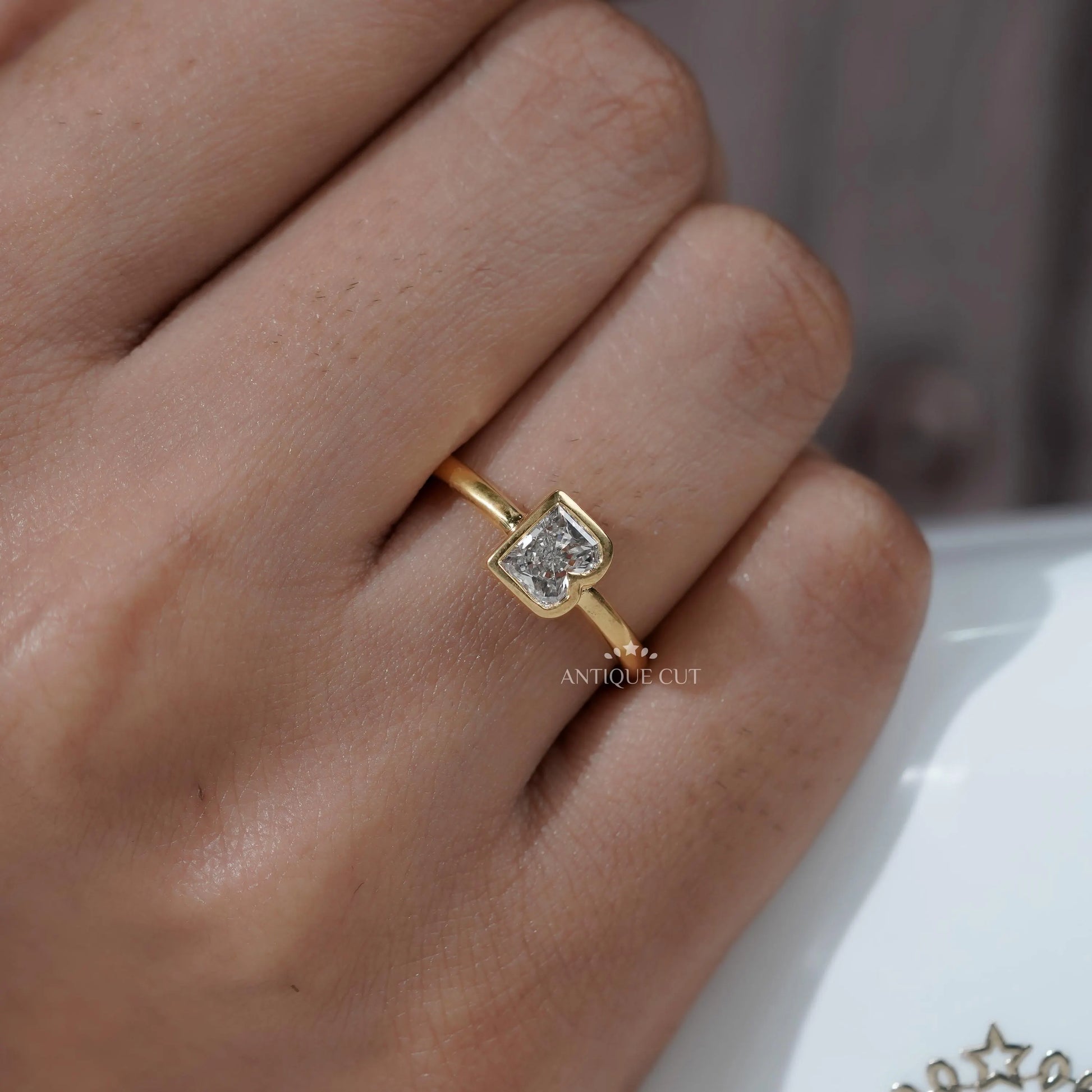 IGI certified yellow gold B diamond ring