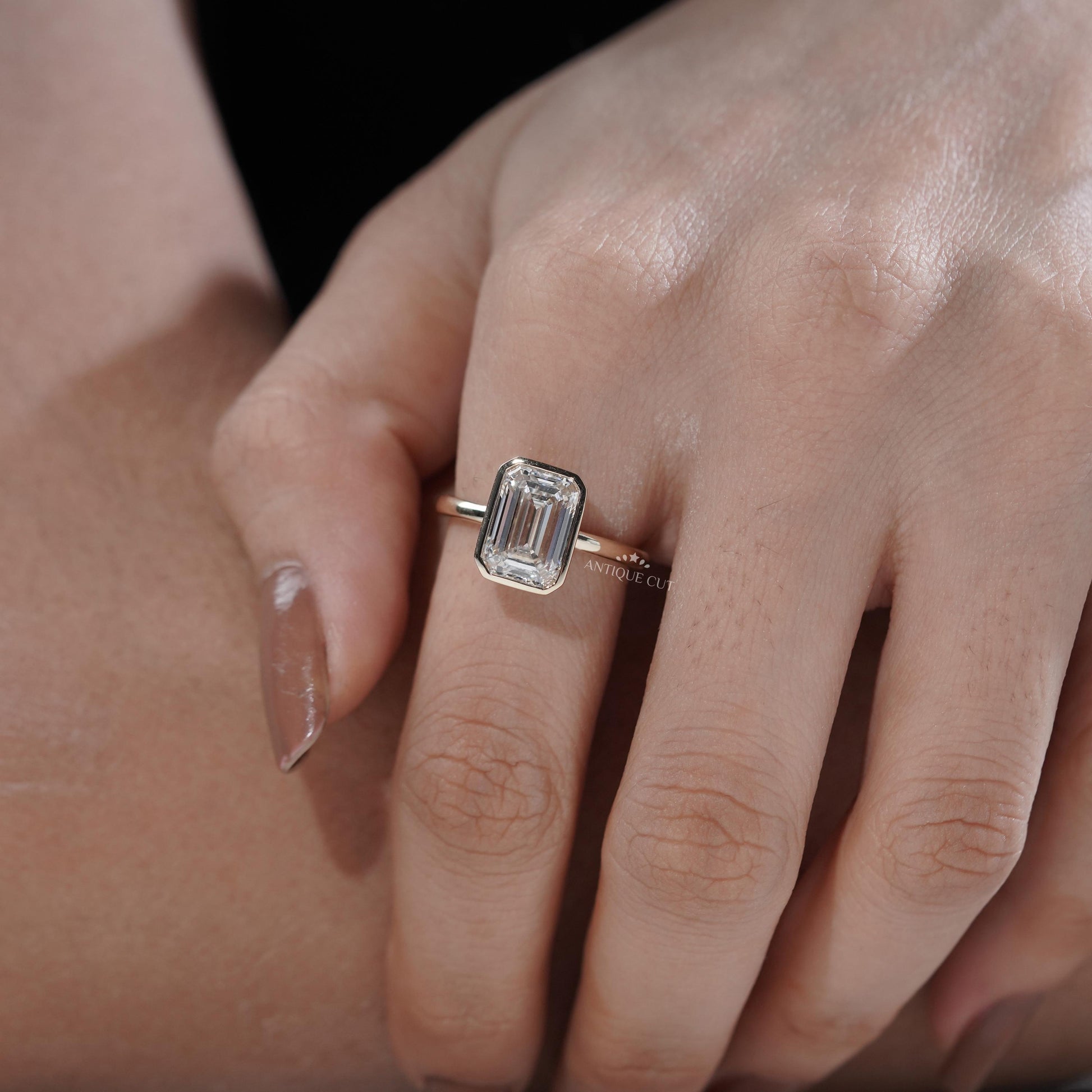 Emerald diamond ring bezel and solitaire design