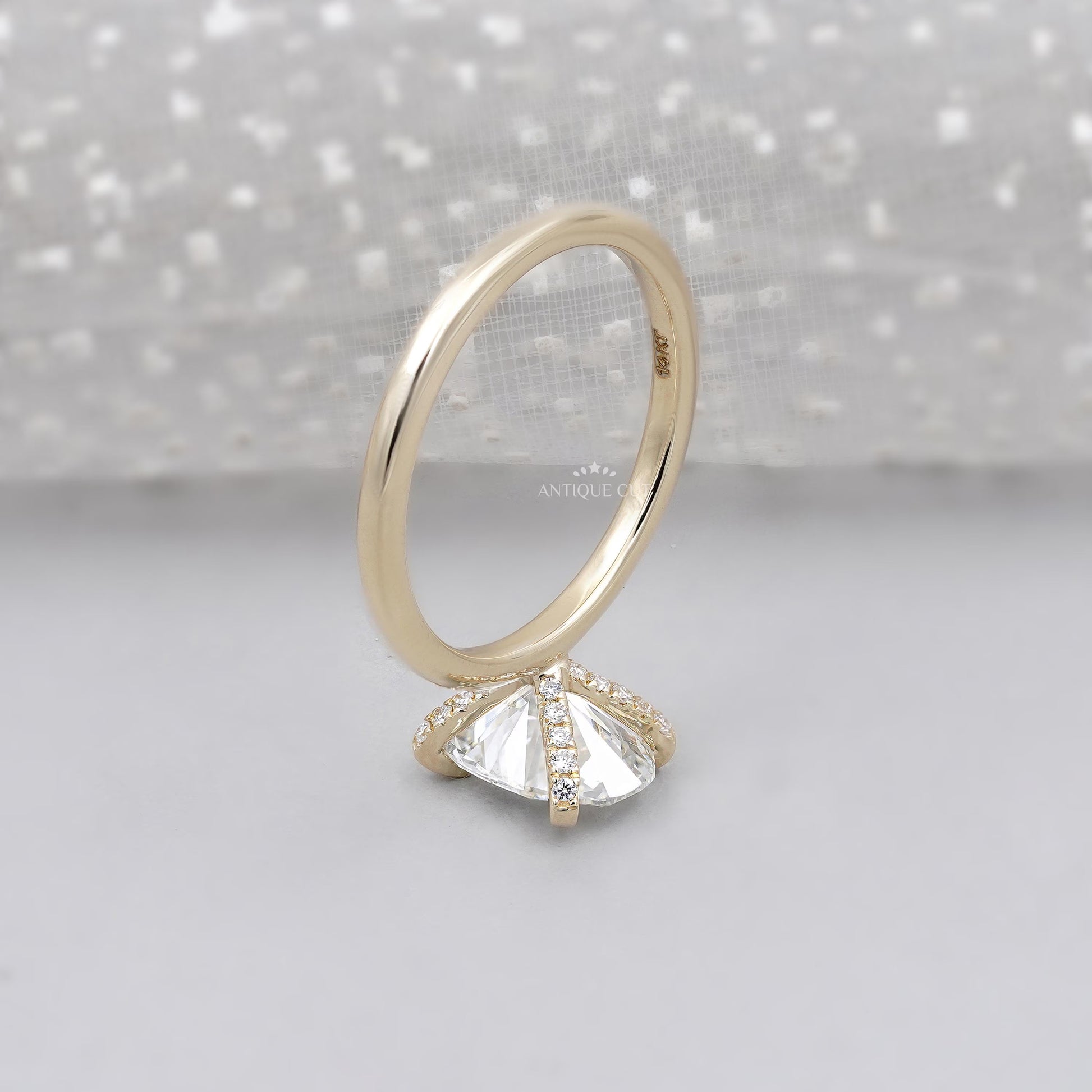 Elegant oval diamond ring in yellow gold
