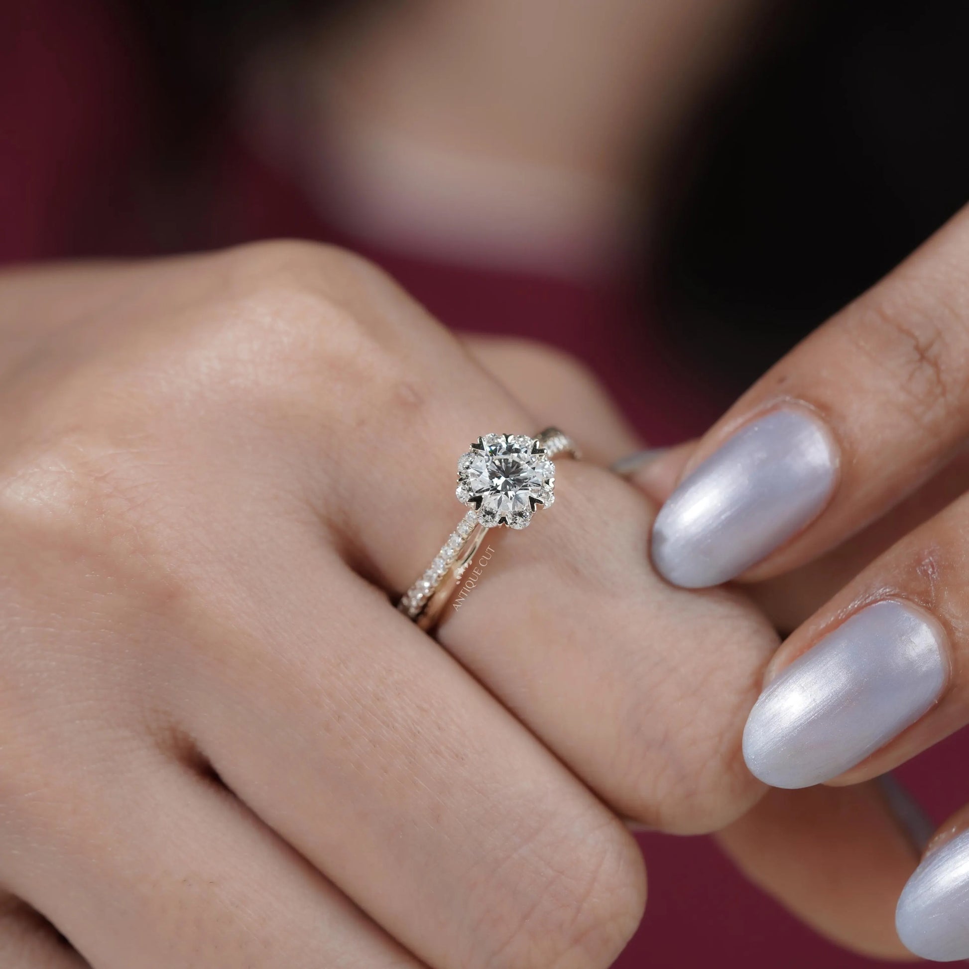 Premium vintage wedding ring with round diamond center