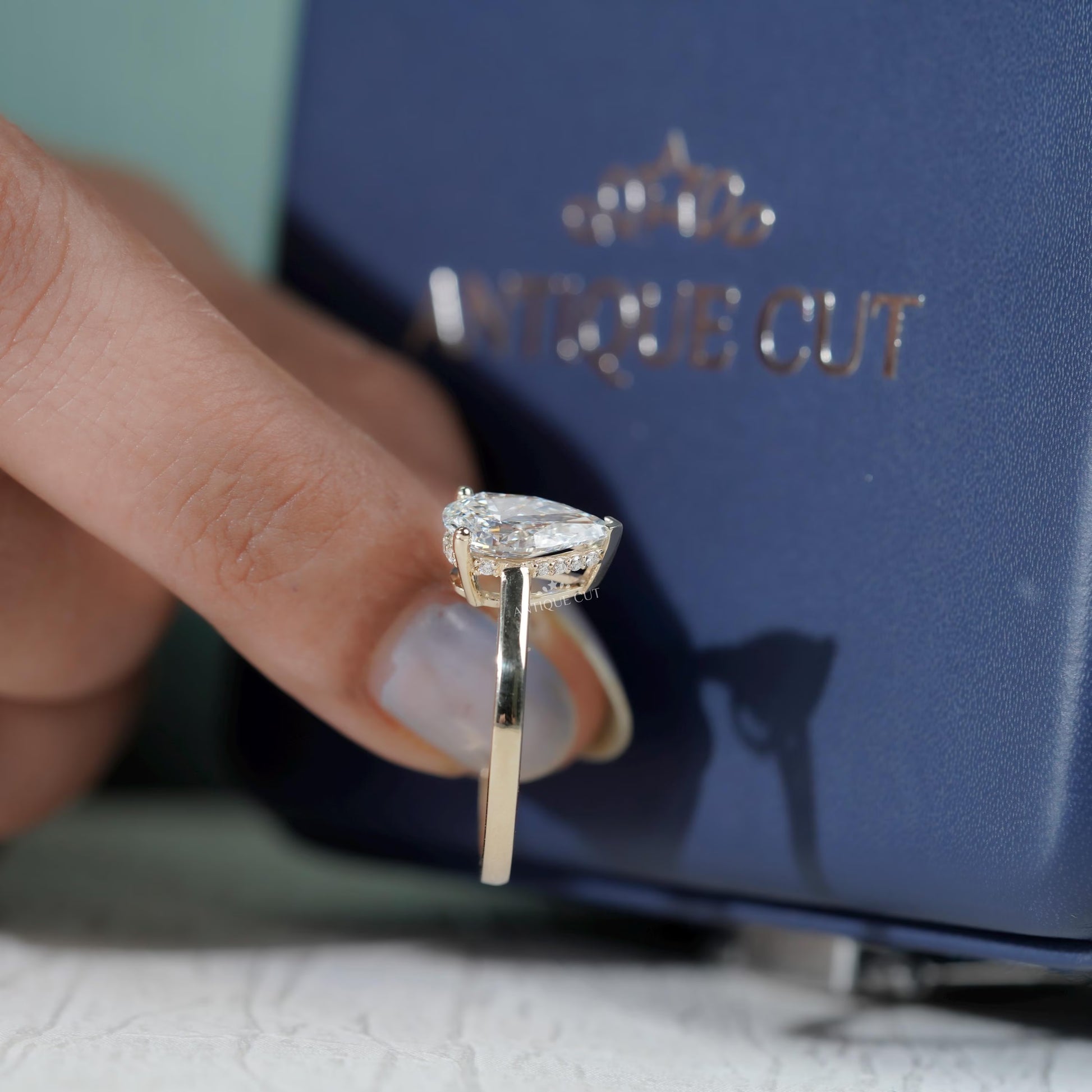 Luxury pear shape ring in yellow gold