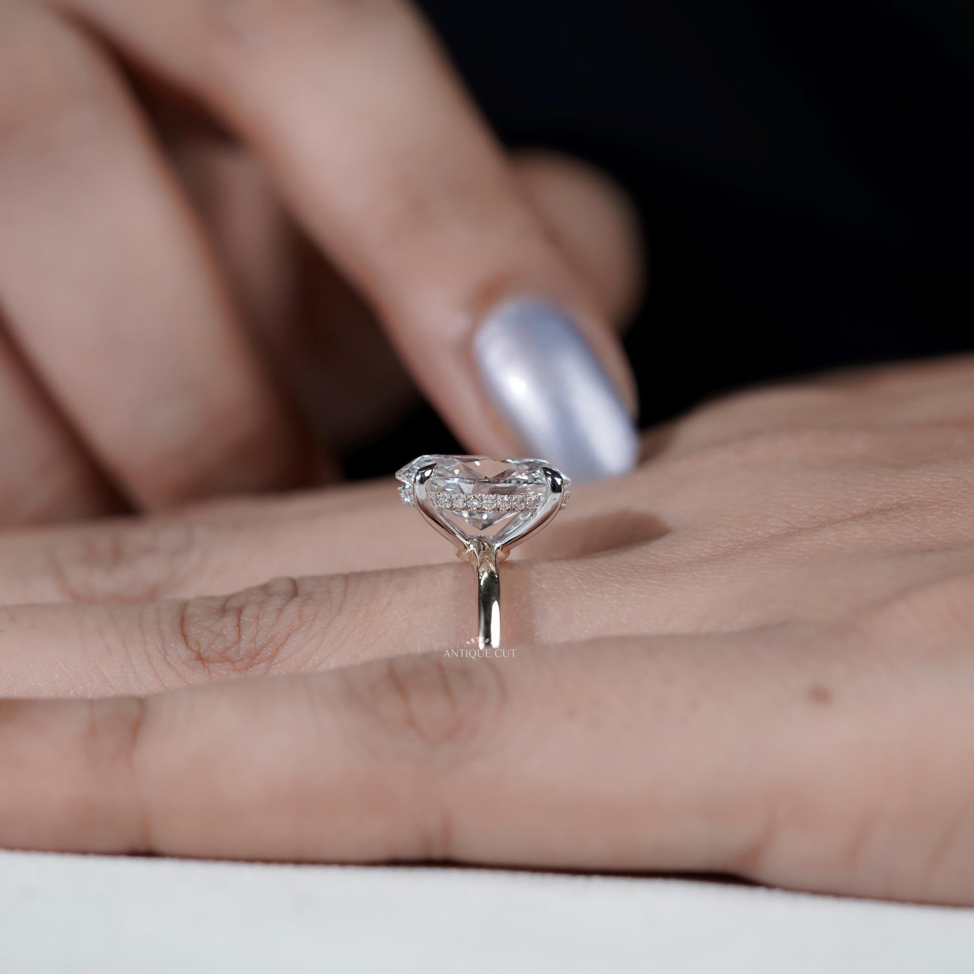 Hidden halo detail under oval diamond