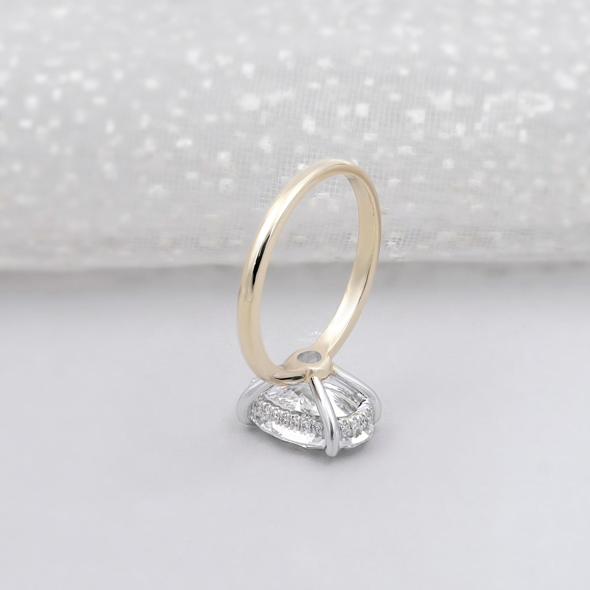 Oval diamond ring in yellow gold