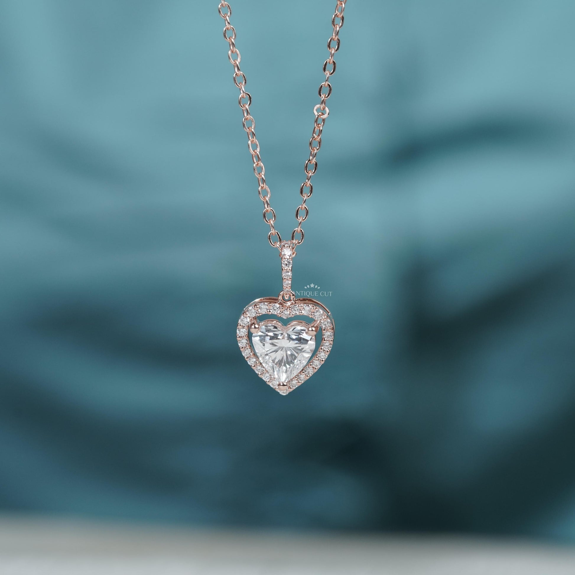 Timeless heart-shaped diamond pendant in rose gold