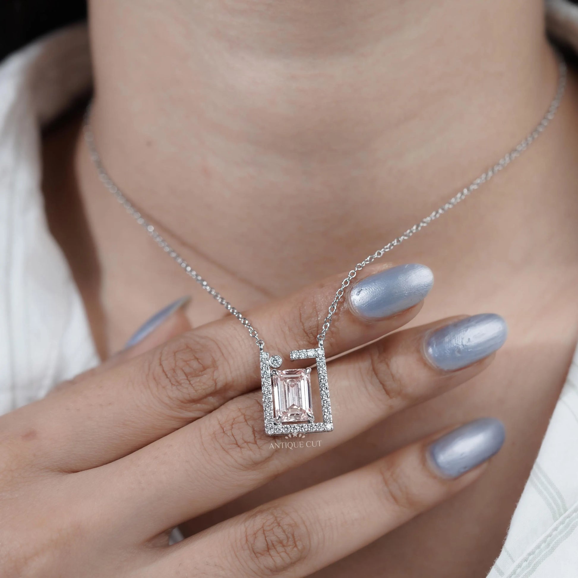 Classic emerald diamond pendant in white gold