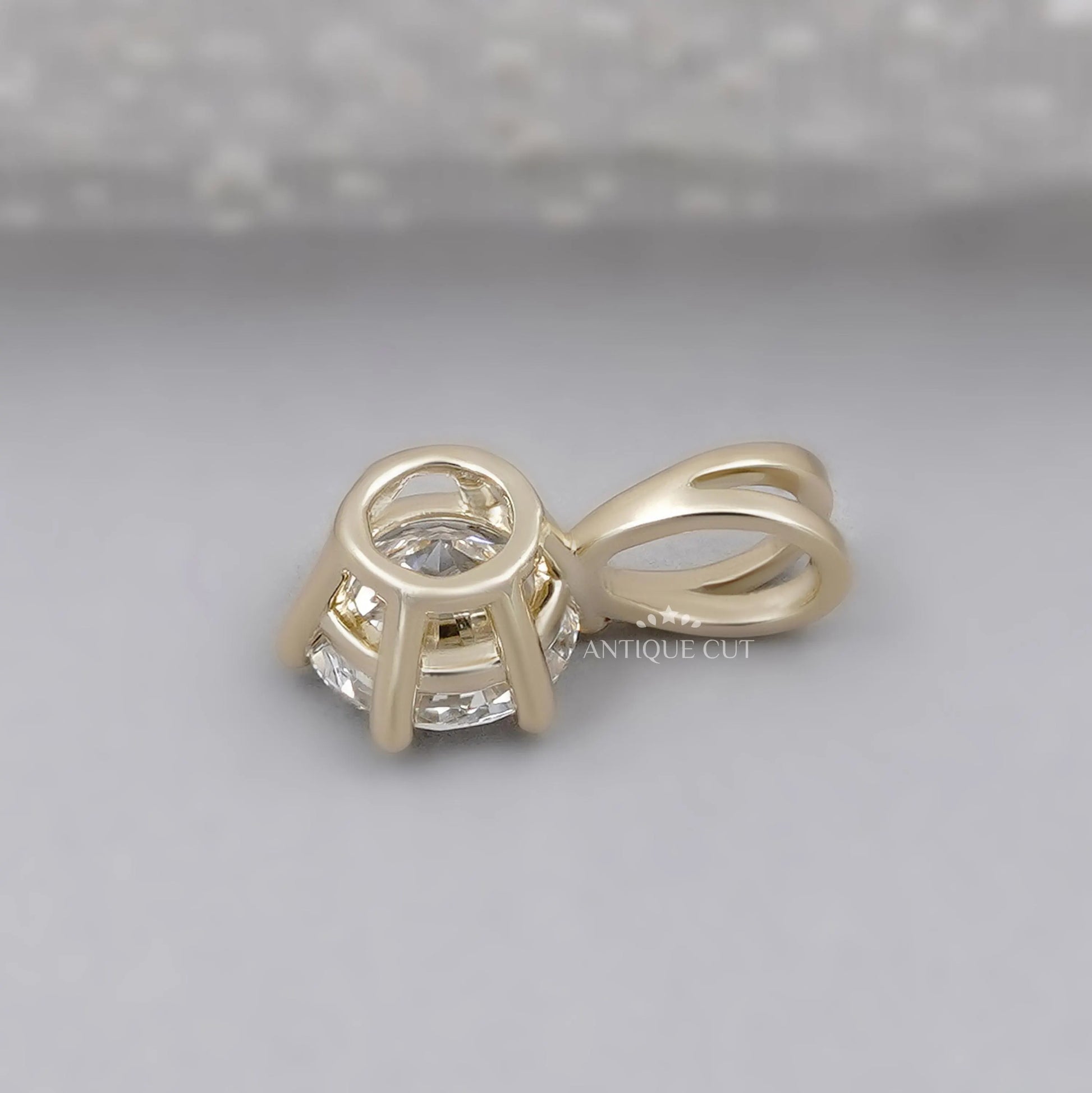 Classic round solitaire pendant with diamonds