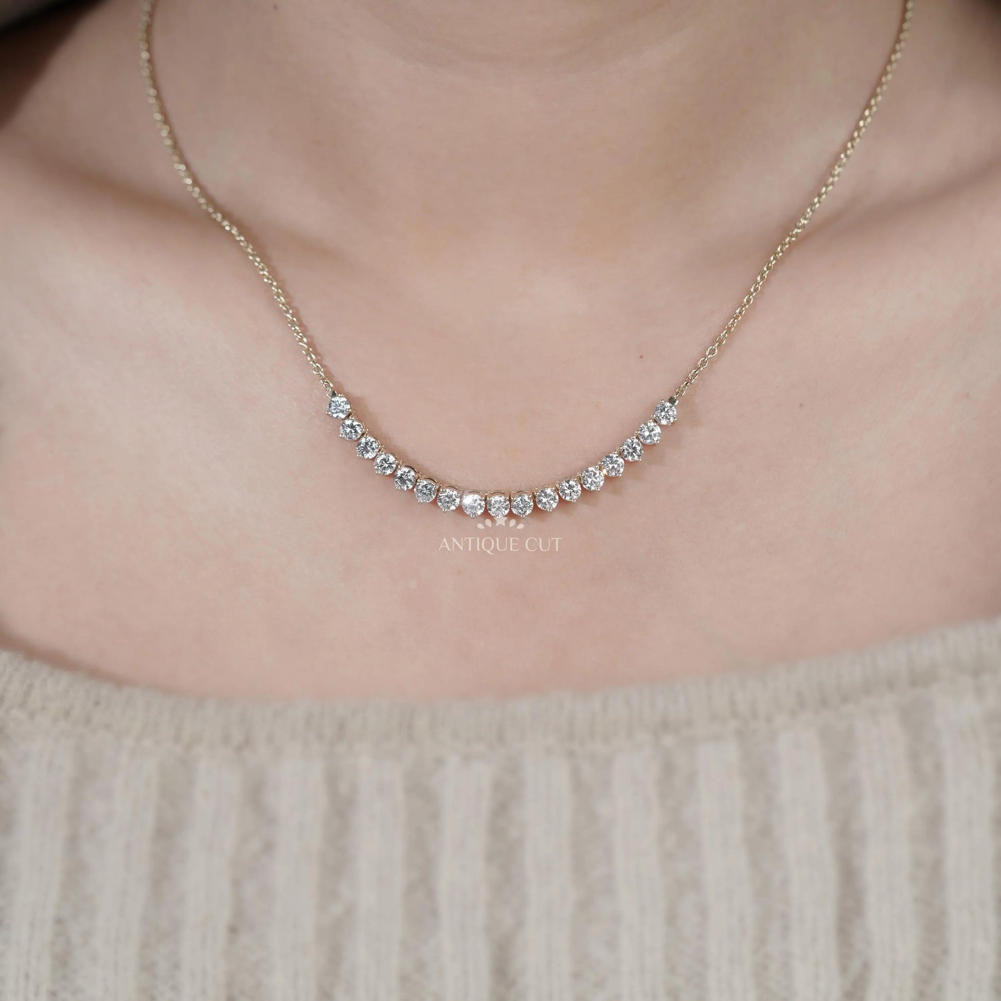 Contemporary round diamond curved pendant