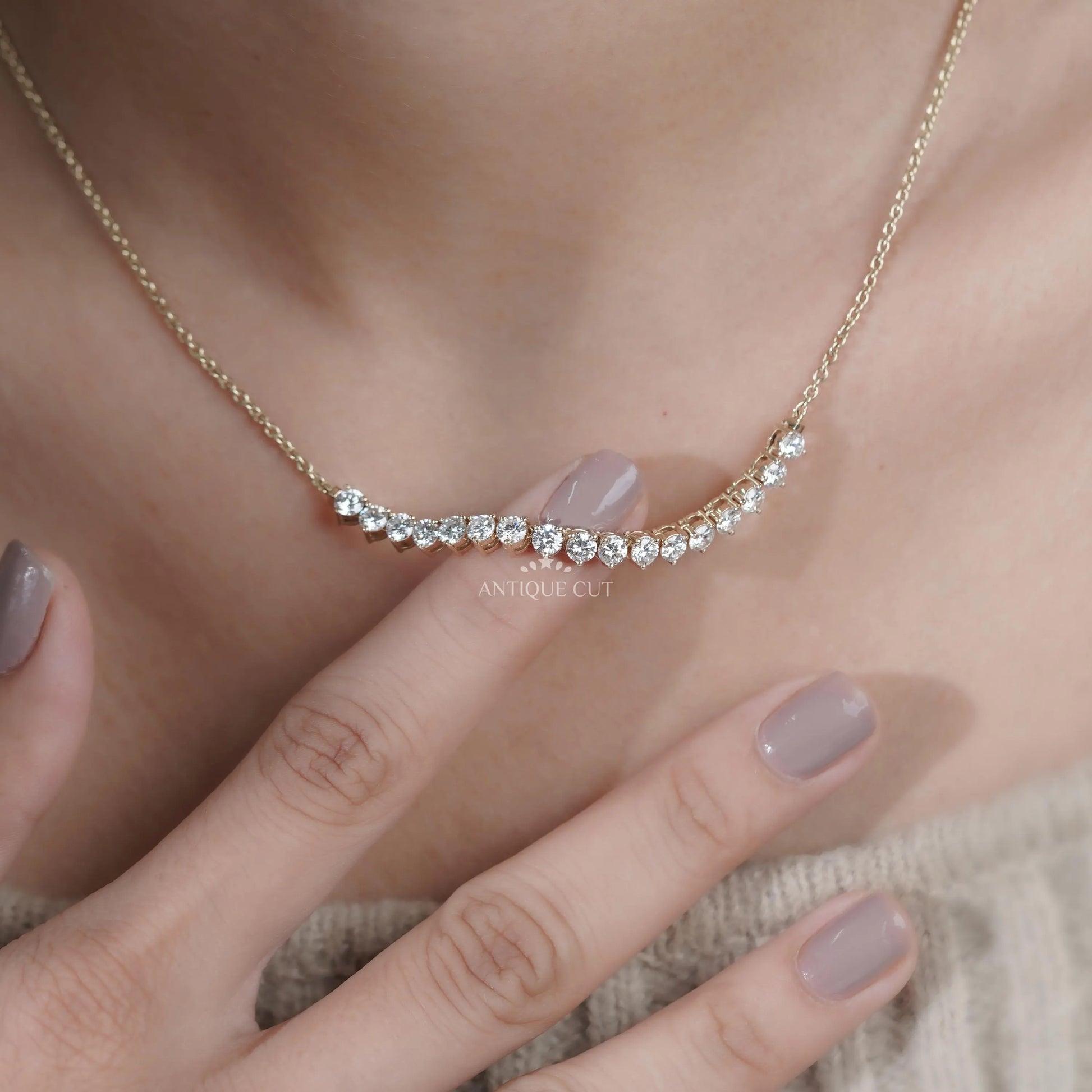 Round diamond pendant with curved bar style