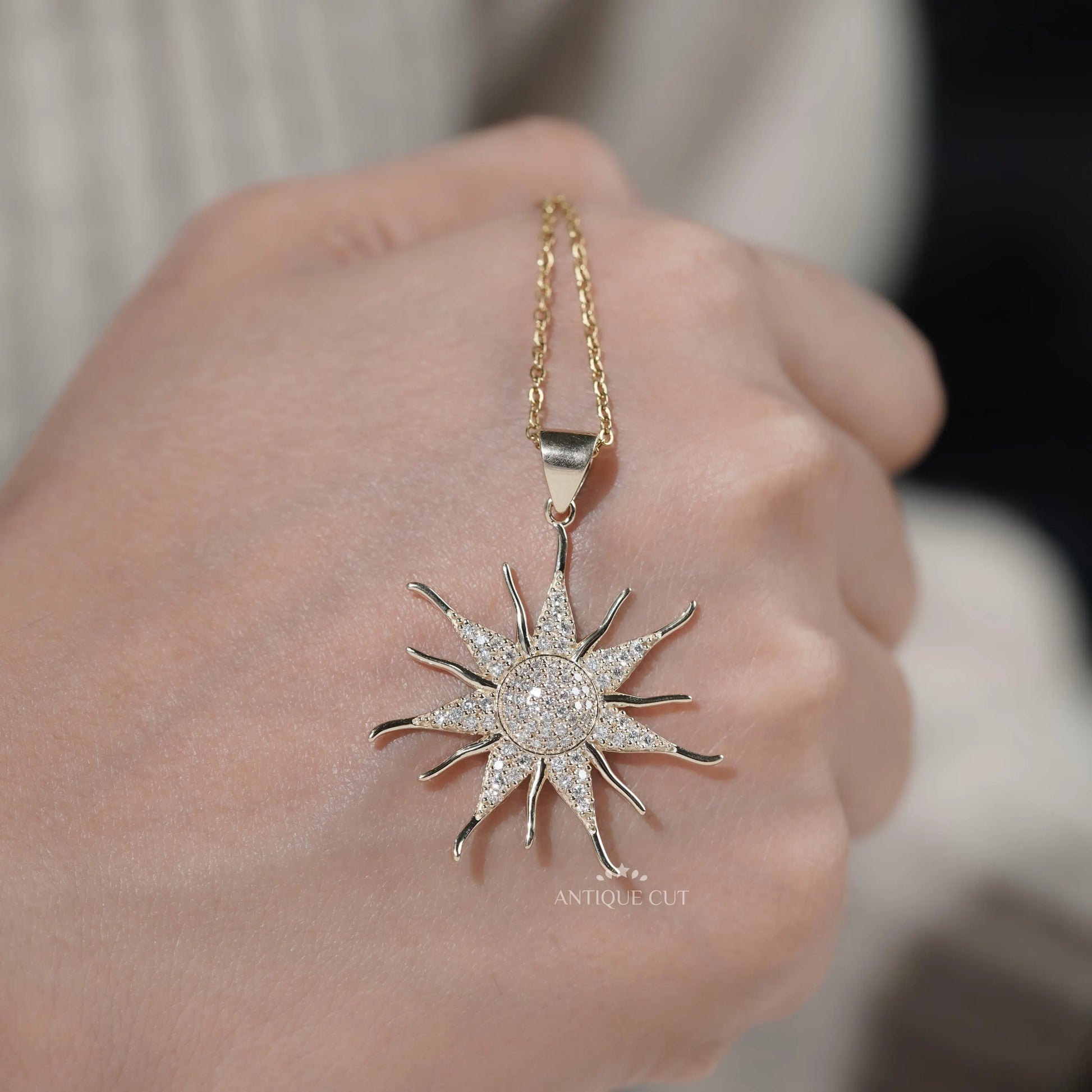 Timeless round diamond pendant design