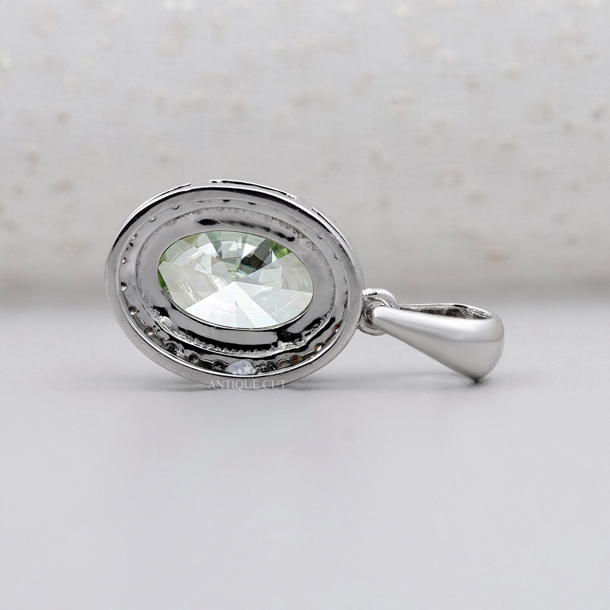 White gold pendant with oval green diamond