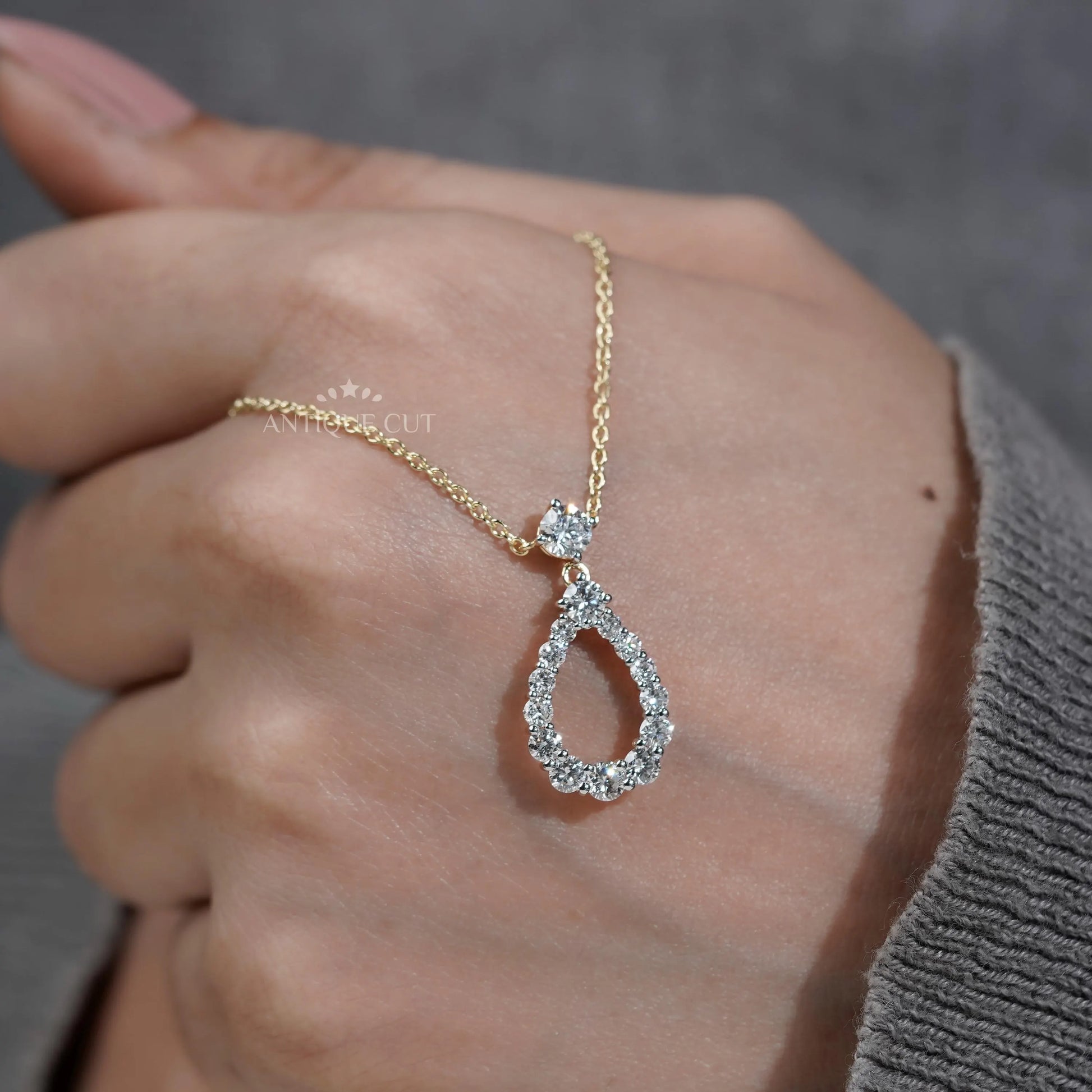 Refined teardrop pendant necklace yellow gold