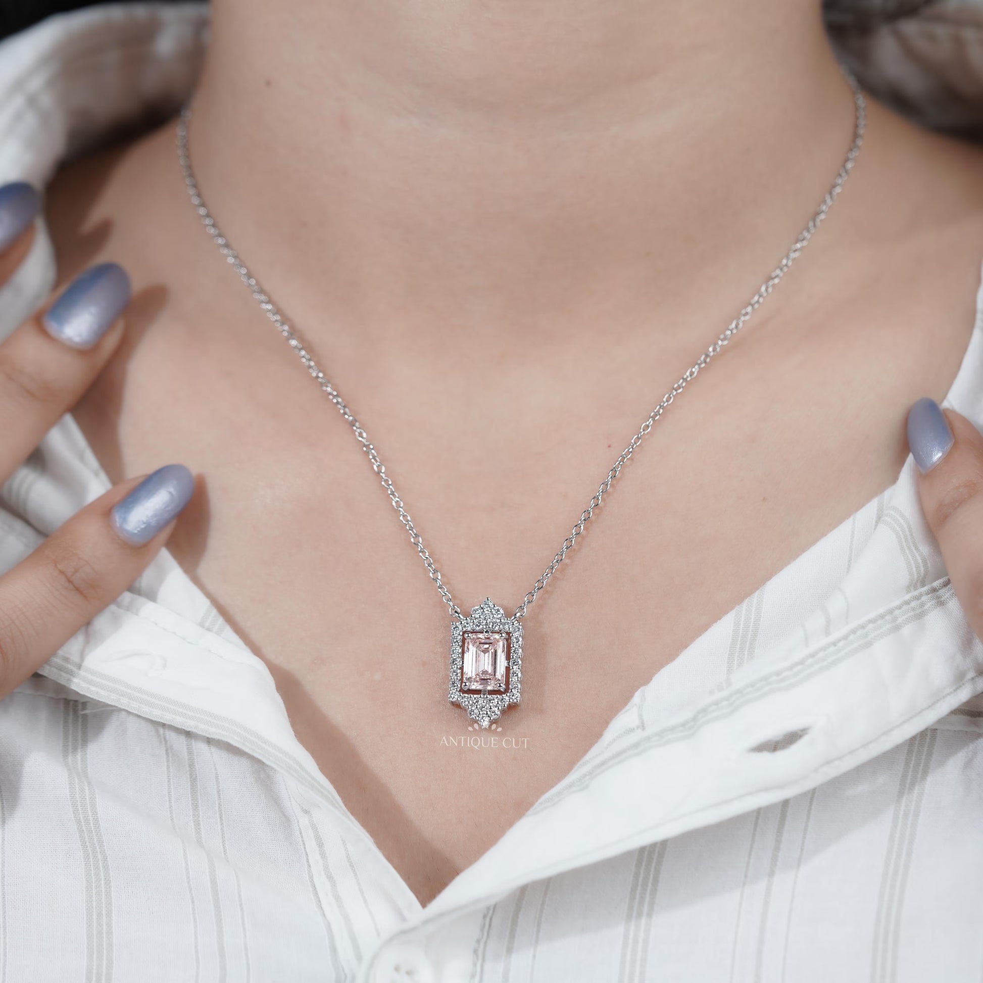 White gold pendant with emerald and diamond halo