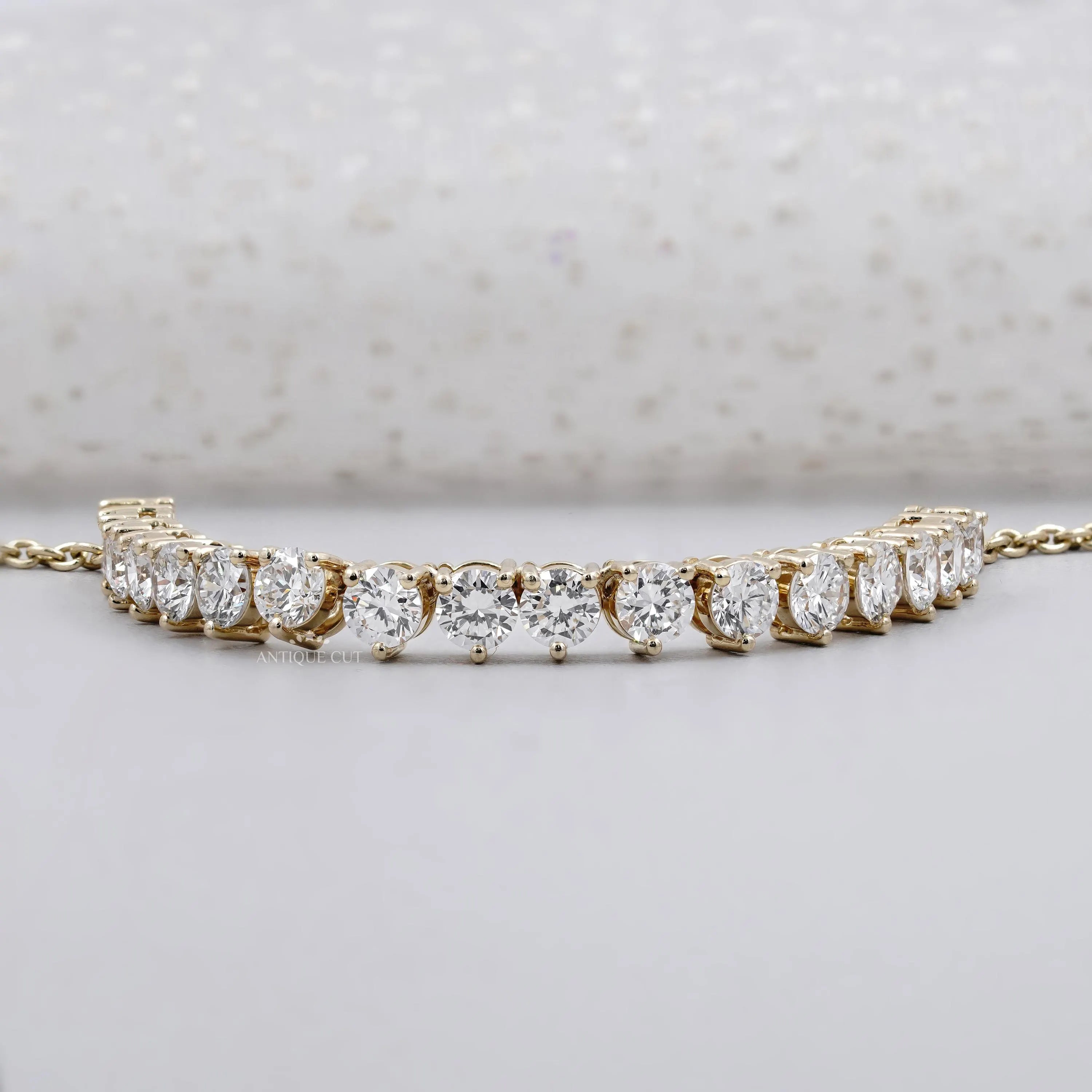 Elegant round diamond curved bar pendant in yellow gold