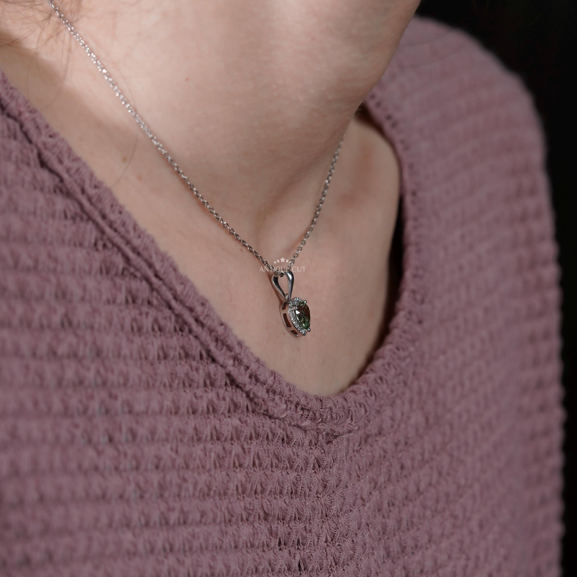 Elegant green diamond pendant design