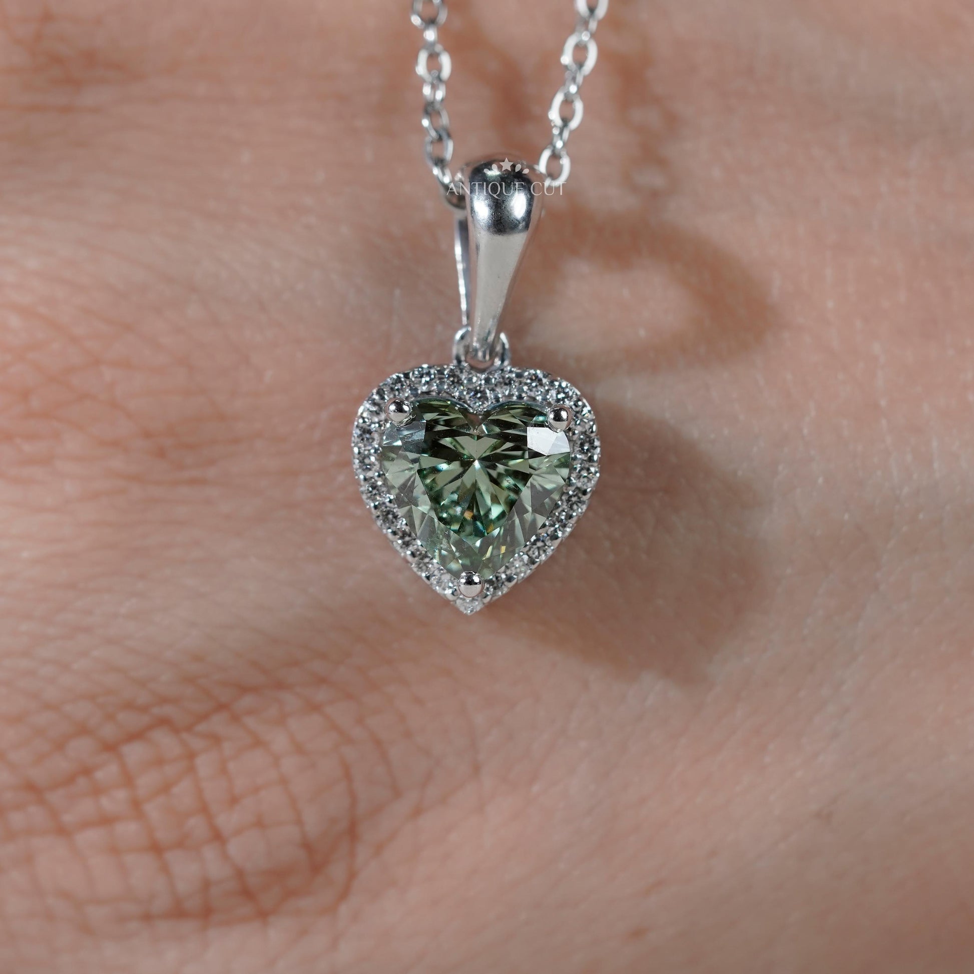 Timeless halo diamond pendant in gold