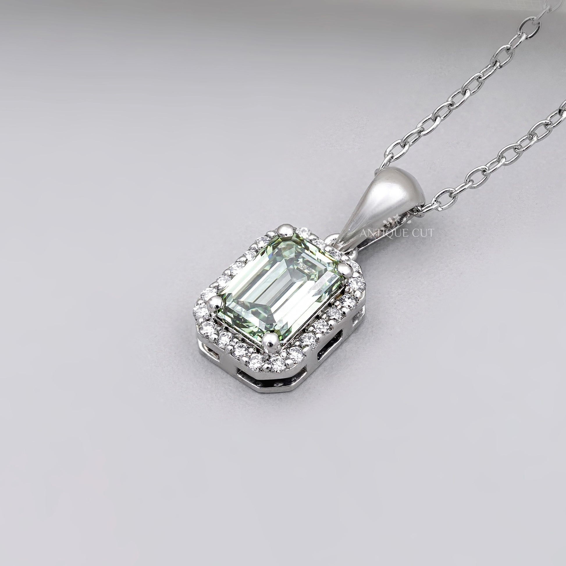 Luxury royal emerald diamond pendant