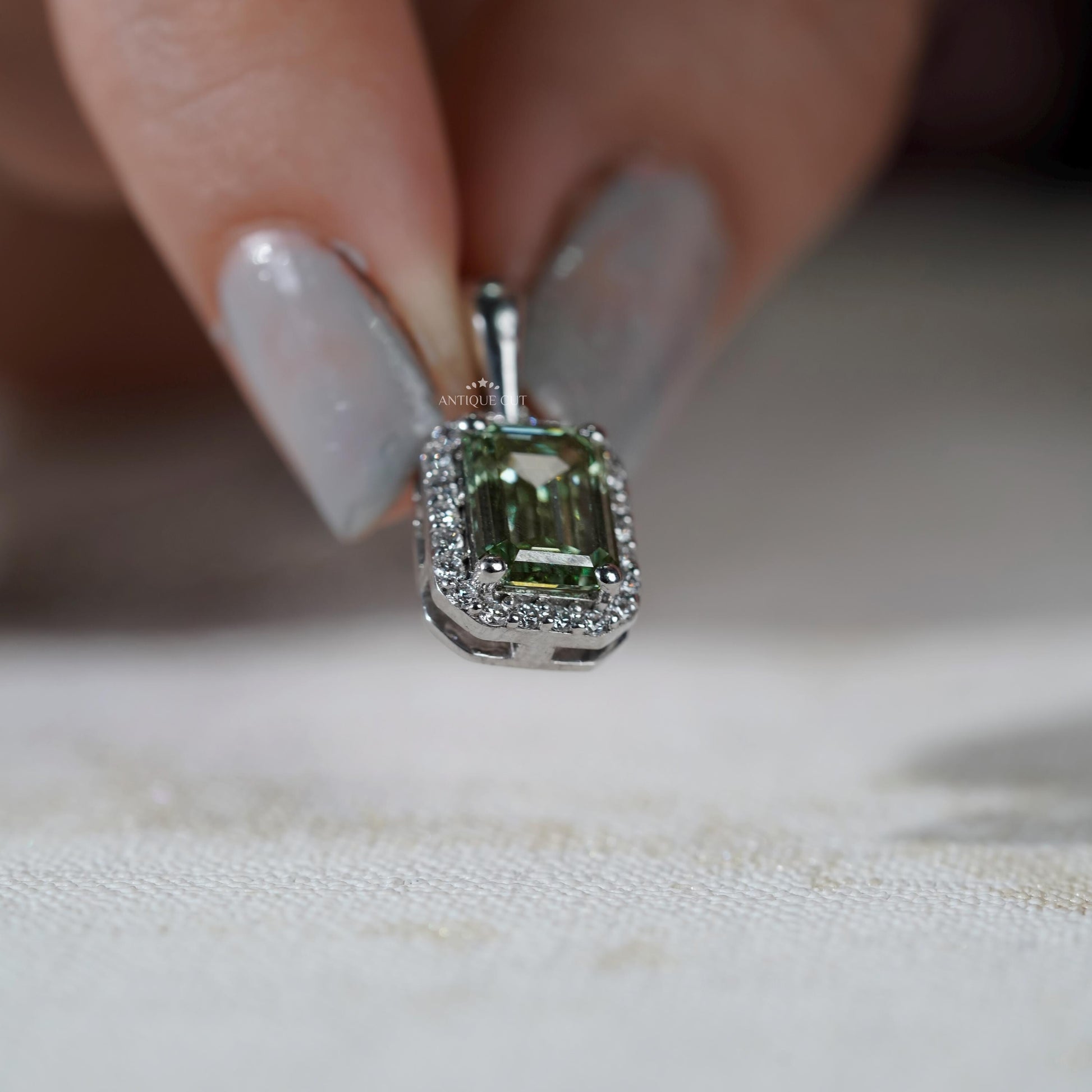 Fine jewelry royal emerald pendant