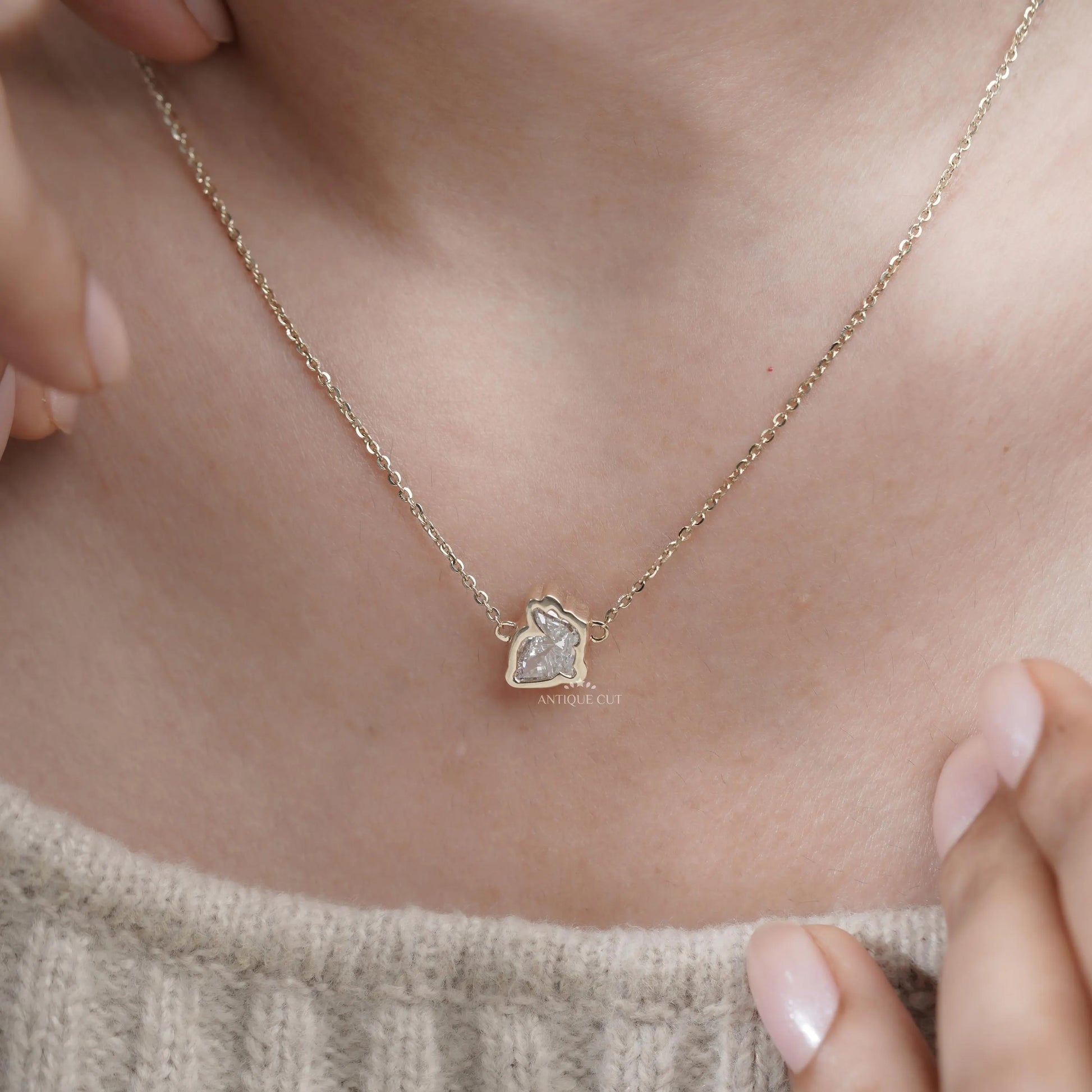 Yellow gold charm pendant with lab diamond