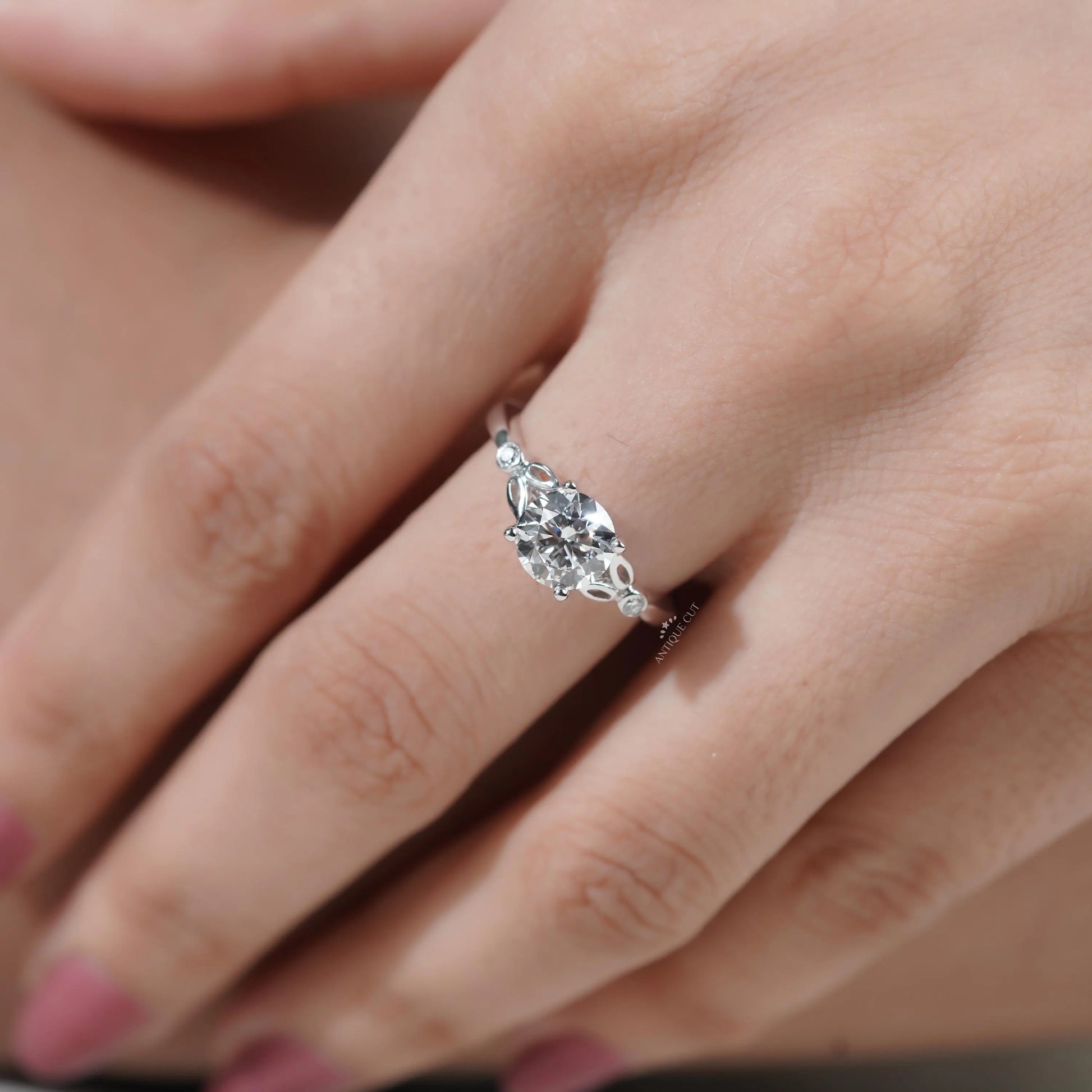 Fine jewelry round diamond engagement ring with leaf design