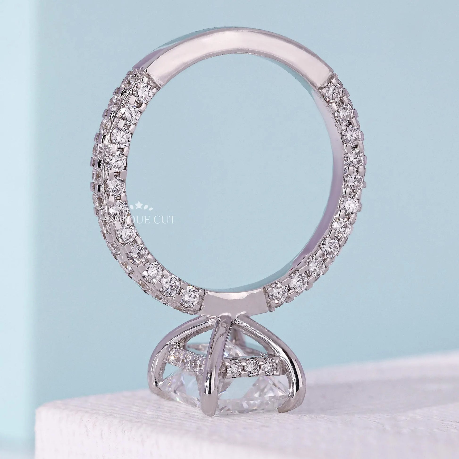 Radiant cut women’s engagement ring in white gold
