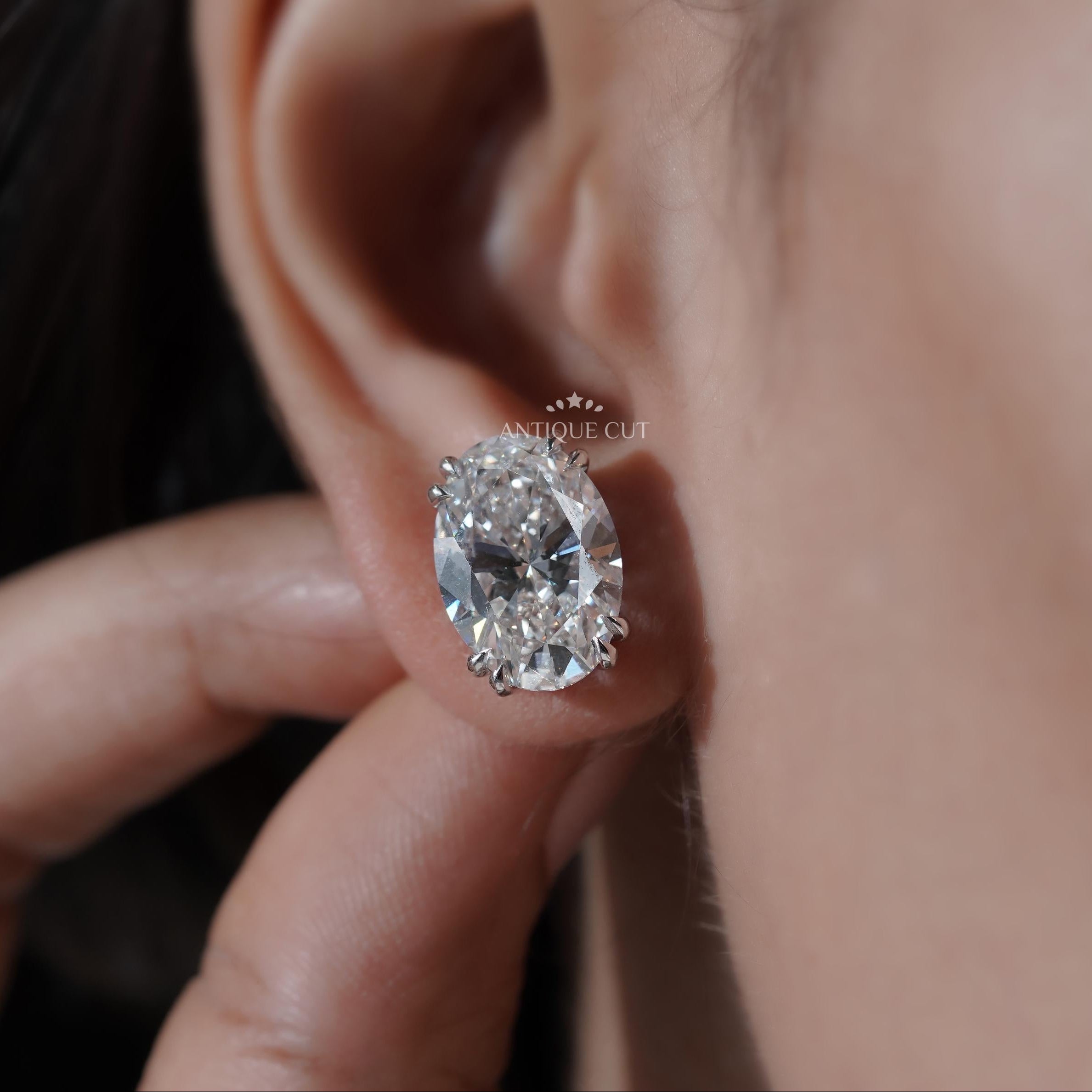 Oval stud earrings in white gold with lab-grown diamond