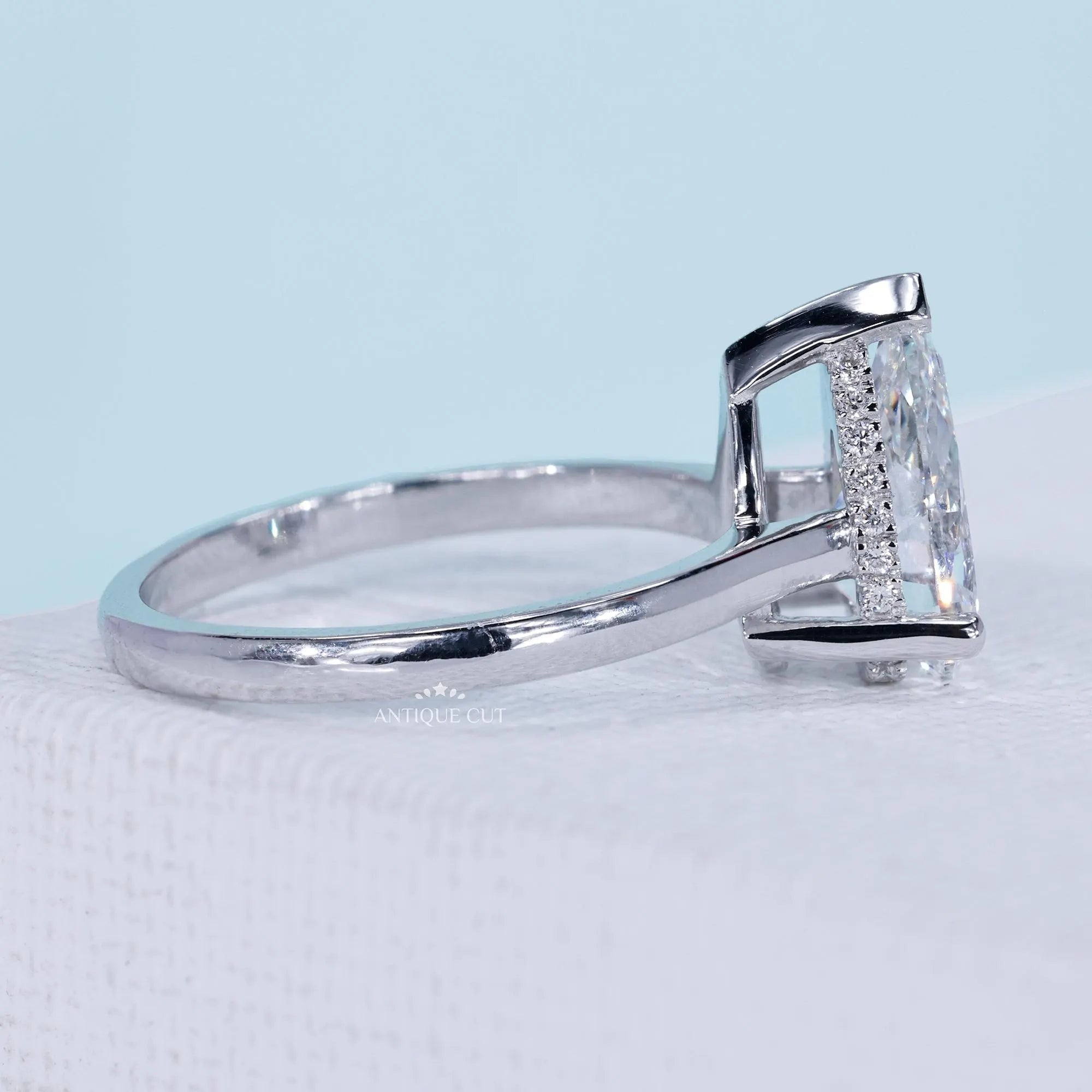 Pear shaped engagement ring with solitaire setting in white gold
