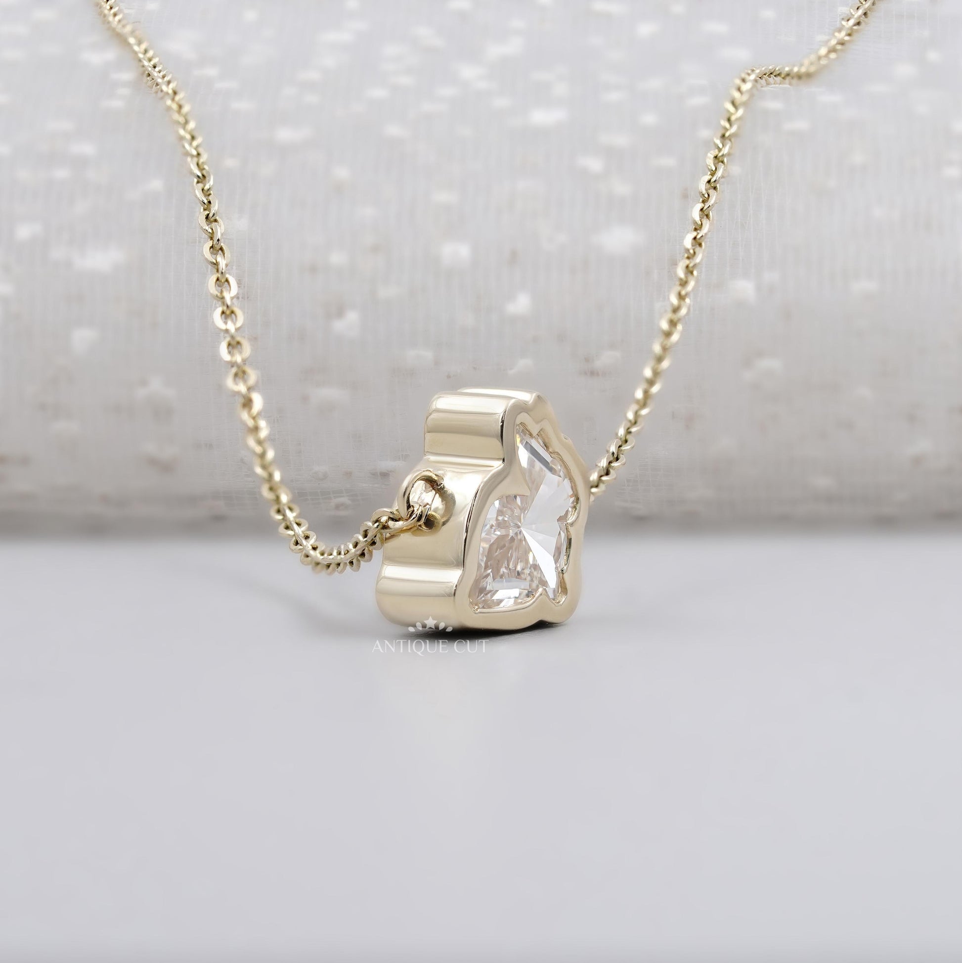 Yellow gold rabbit shape pendant with diamond