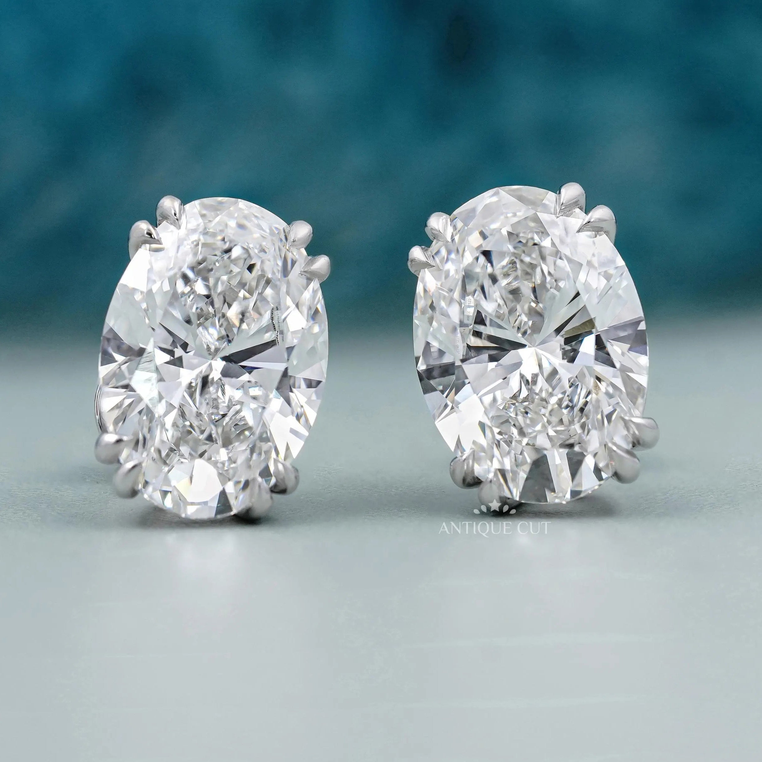 Oval stud earrings in white gold with lab-grown diamond