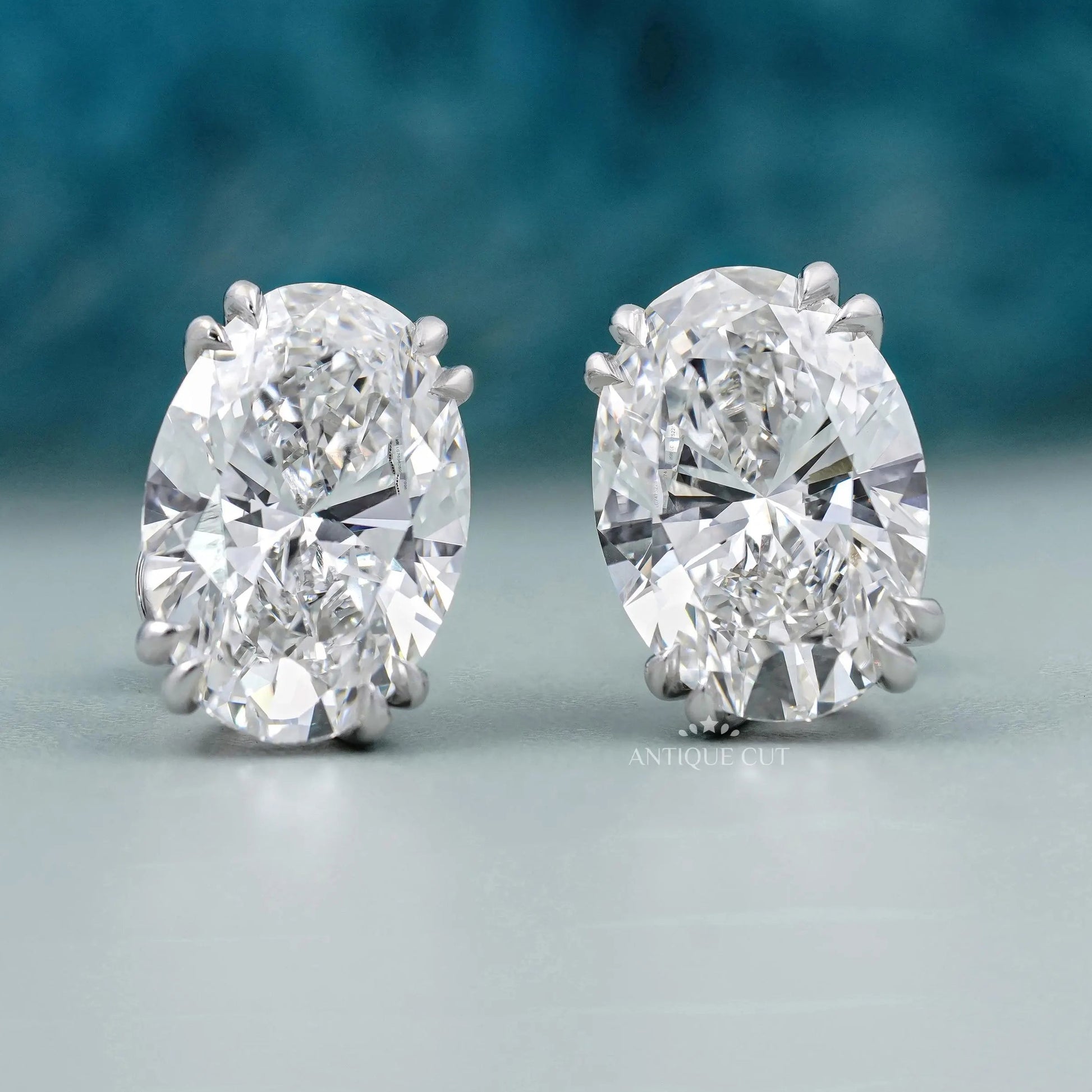 Oval stud earrings in white gold with lab-grown diamond