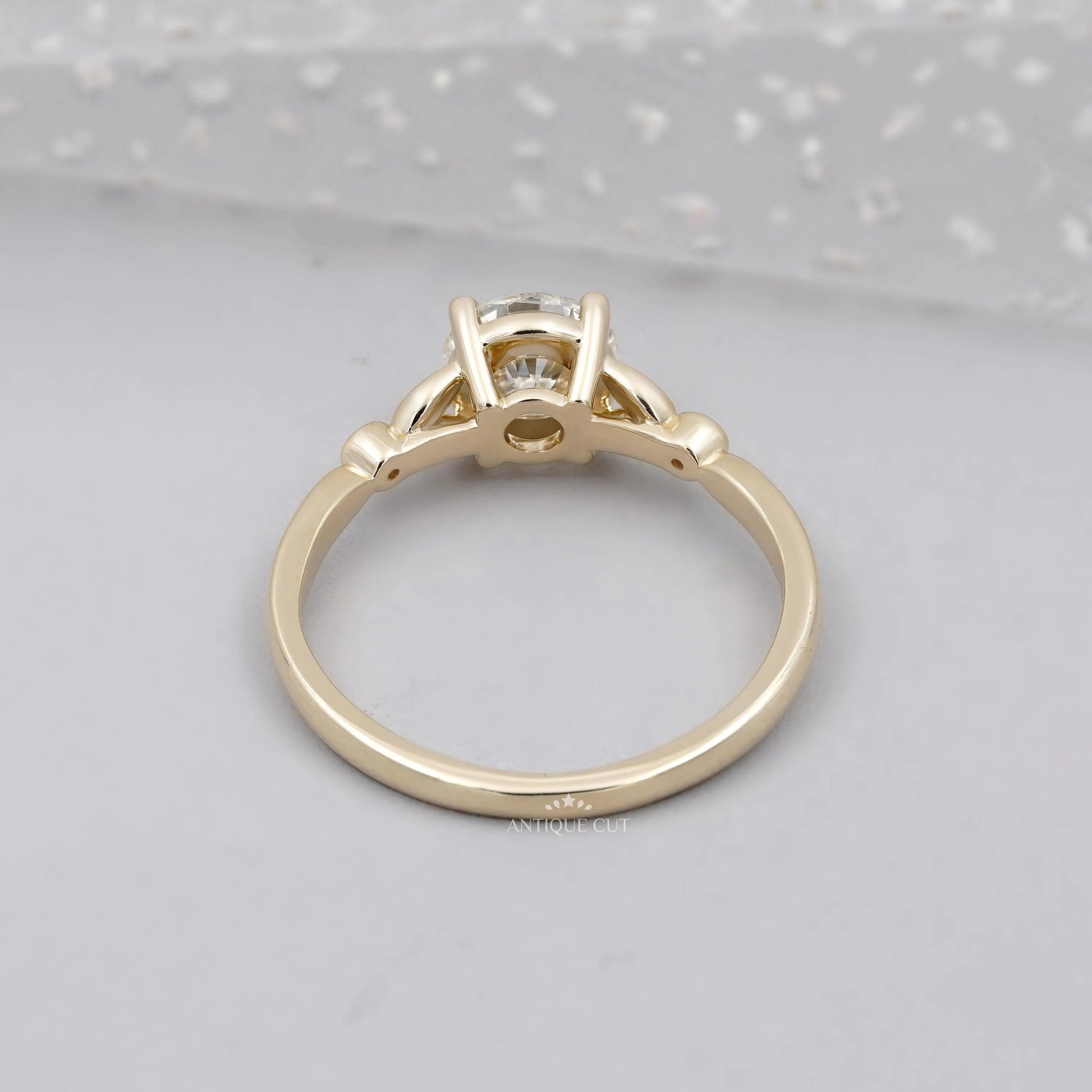 Round diamond bridal ring with leaf inspired side setting