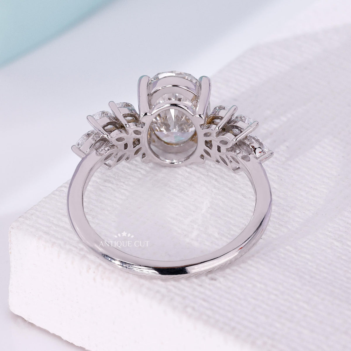Oval solitaire engagement ring with 4 prong setting in white gold
