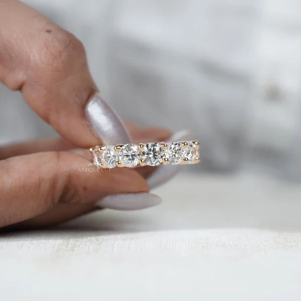 Round diamond eternity band with prong settings