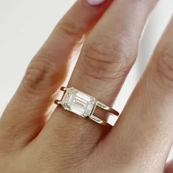 Yellow gold double band ring with emerald diamond